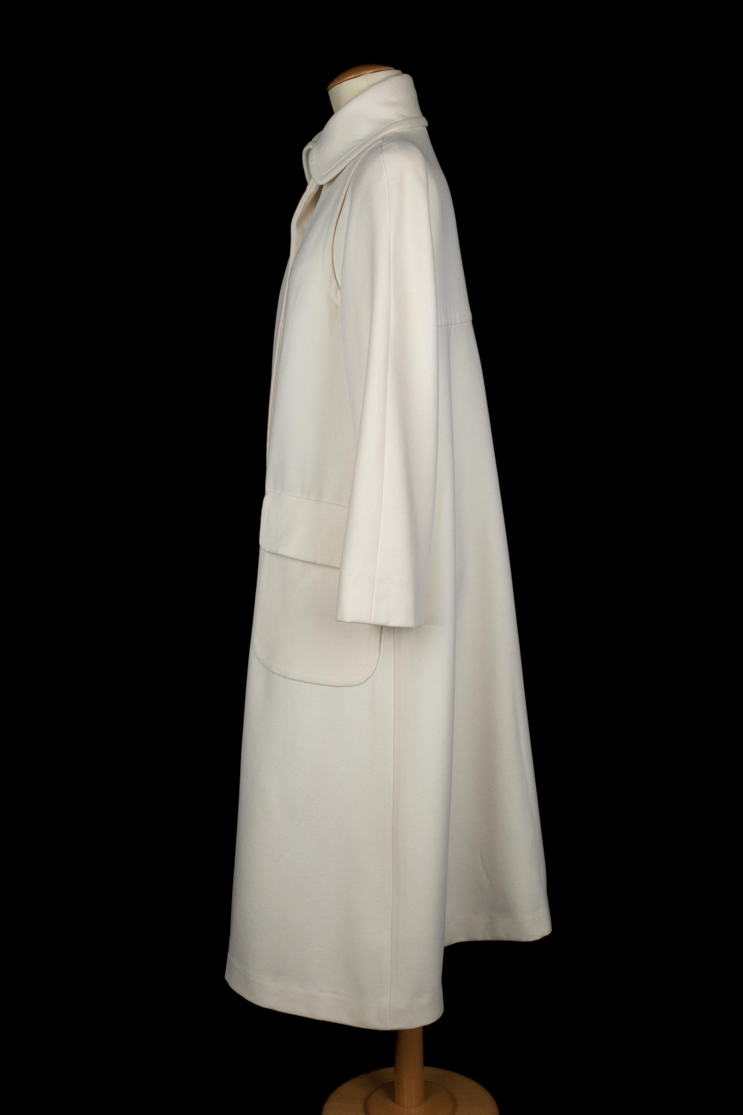 CHANEL - (Made in France) Abrigo largo blanco de lana y cachemira. Forro de seda. Se indica la talla 34FR. Colección Otoño-Invierno 2017, bajo la dirección artística de Karl Lagerfeld.

Estado:
Buen estado

Dimensiones:
Anchura de los hombros: 40 cm