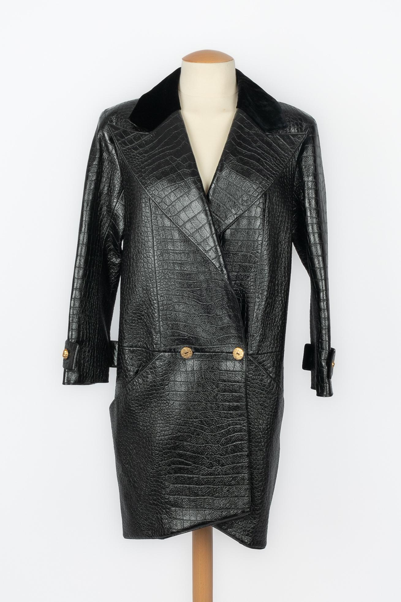 CHANEL - (Made in France) Black deer leather coat with a black velvet collar and golden metal buttons. Silk lining. Size 40FR indicated. 2019 Pre-Fall Collection, under the artistic direction of Karl Lagerfeld.

Condition:
Very good