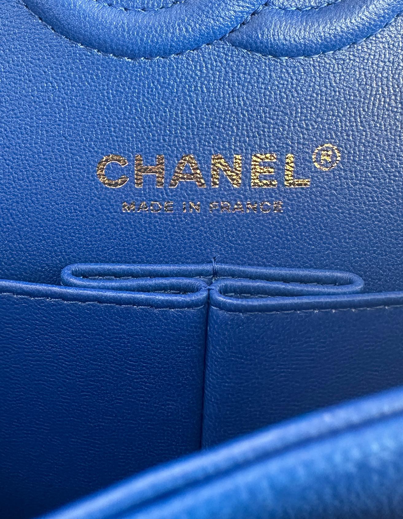 Chanel Bleu cobalt Caviar Cuir Chevron Petit sac Classic à double rabat en vente 5