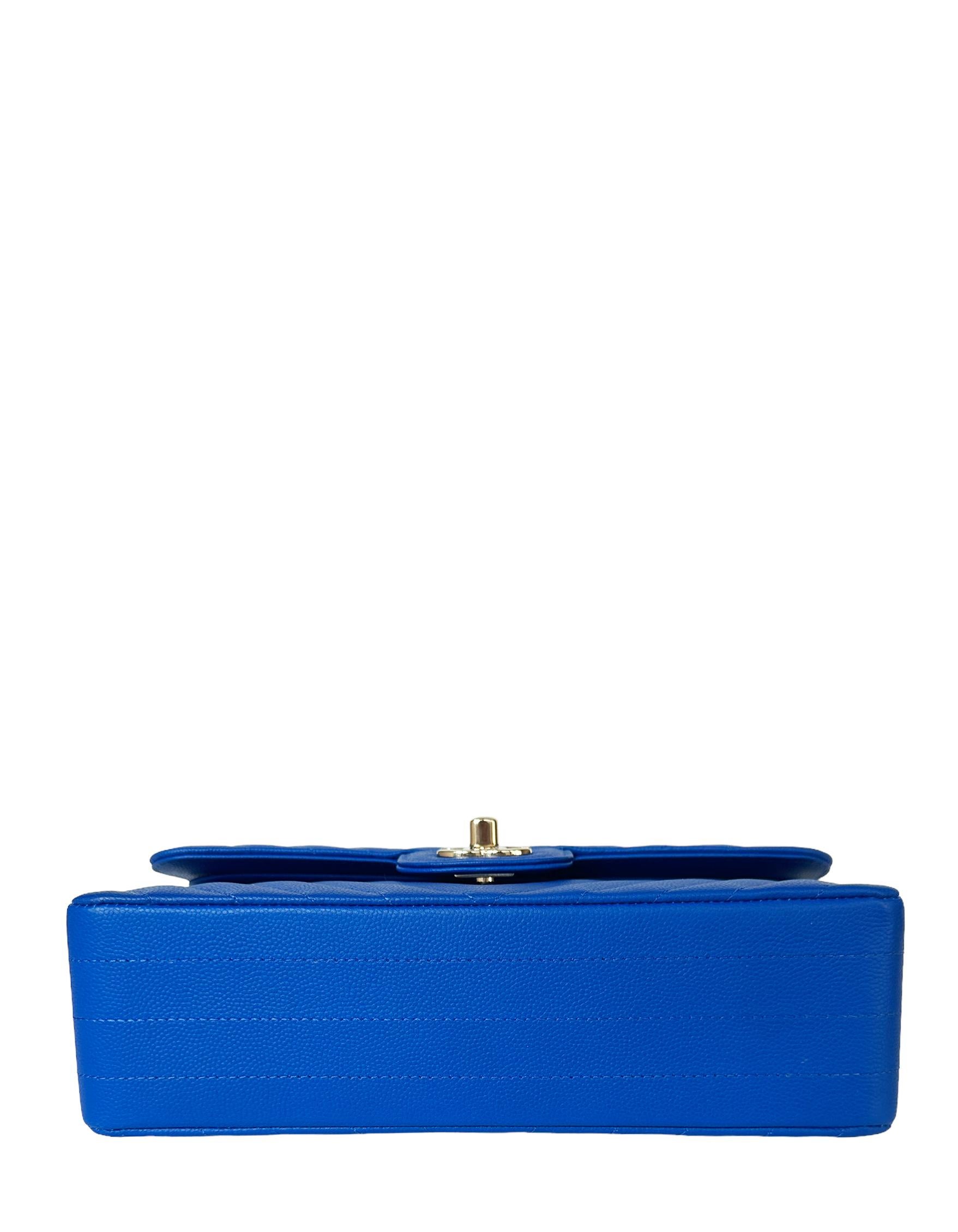Chanel Bleu cobalt Caviar Cuir Chevron Petit sac Classic à double rabat Pour femmes en vente