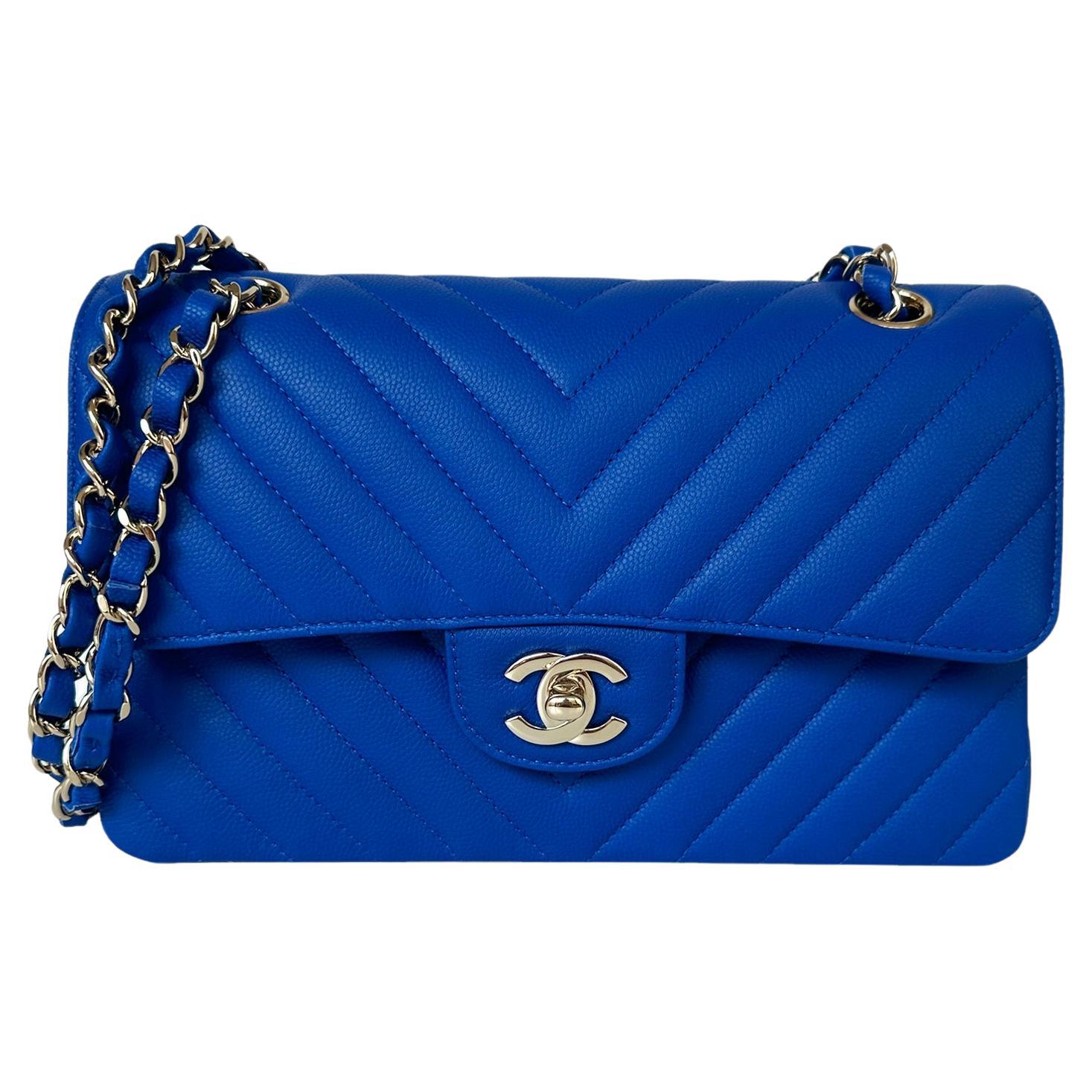 Chanel Bleu cobalt Caviar Cuir Chevron Petit sac Classic à double rabat en vente