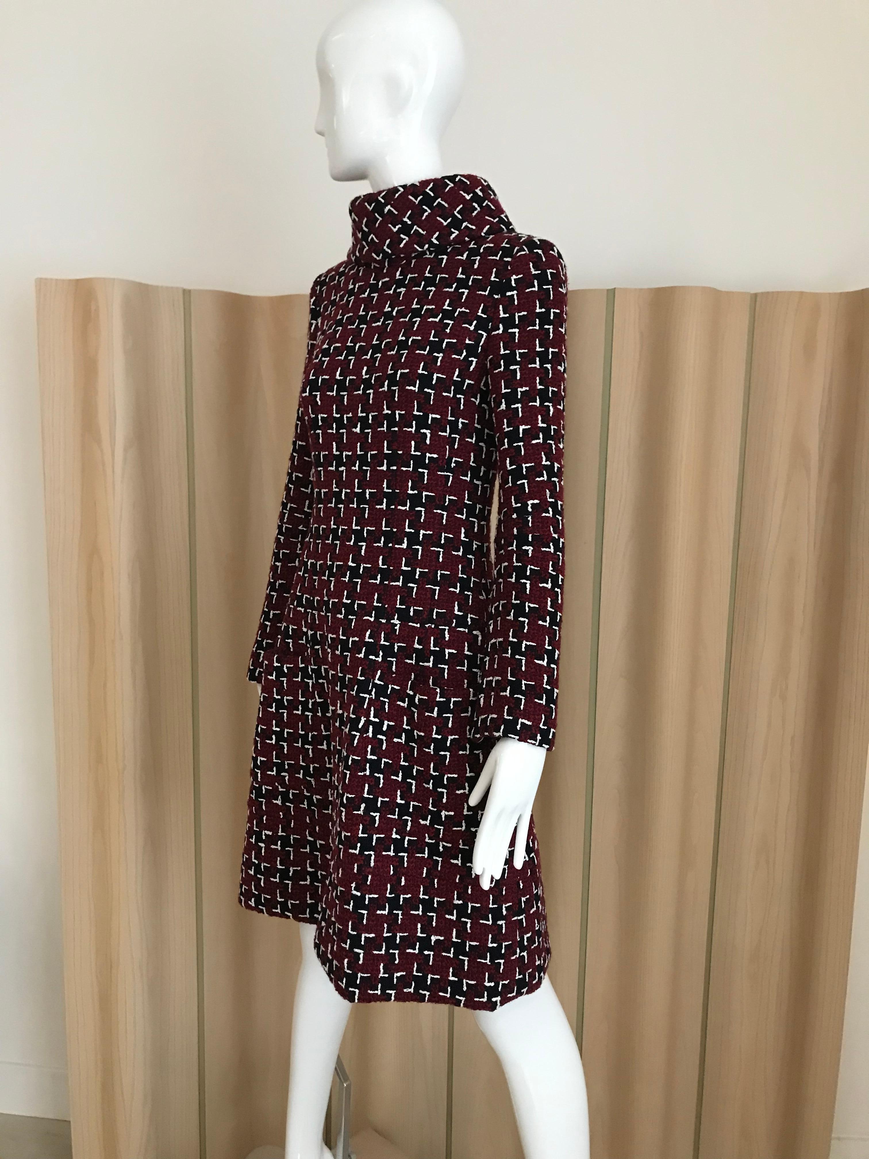 Chanel long sleeve dress with Interesting pattern of tweed in burgundy, white and black dress with mock neck and pockets. Dress is lined in silk. New With Tag
Marked size: 34
Measurement: BUST: 32 inch/ WAIST: 28inch / HIP: 36 inch/ LENGTH: 37