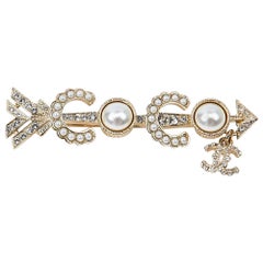 CHANEL COCO Arrow Brooch in Gilt Metal, Pearls and Rhinestones