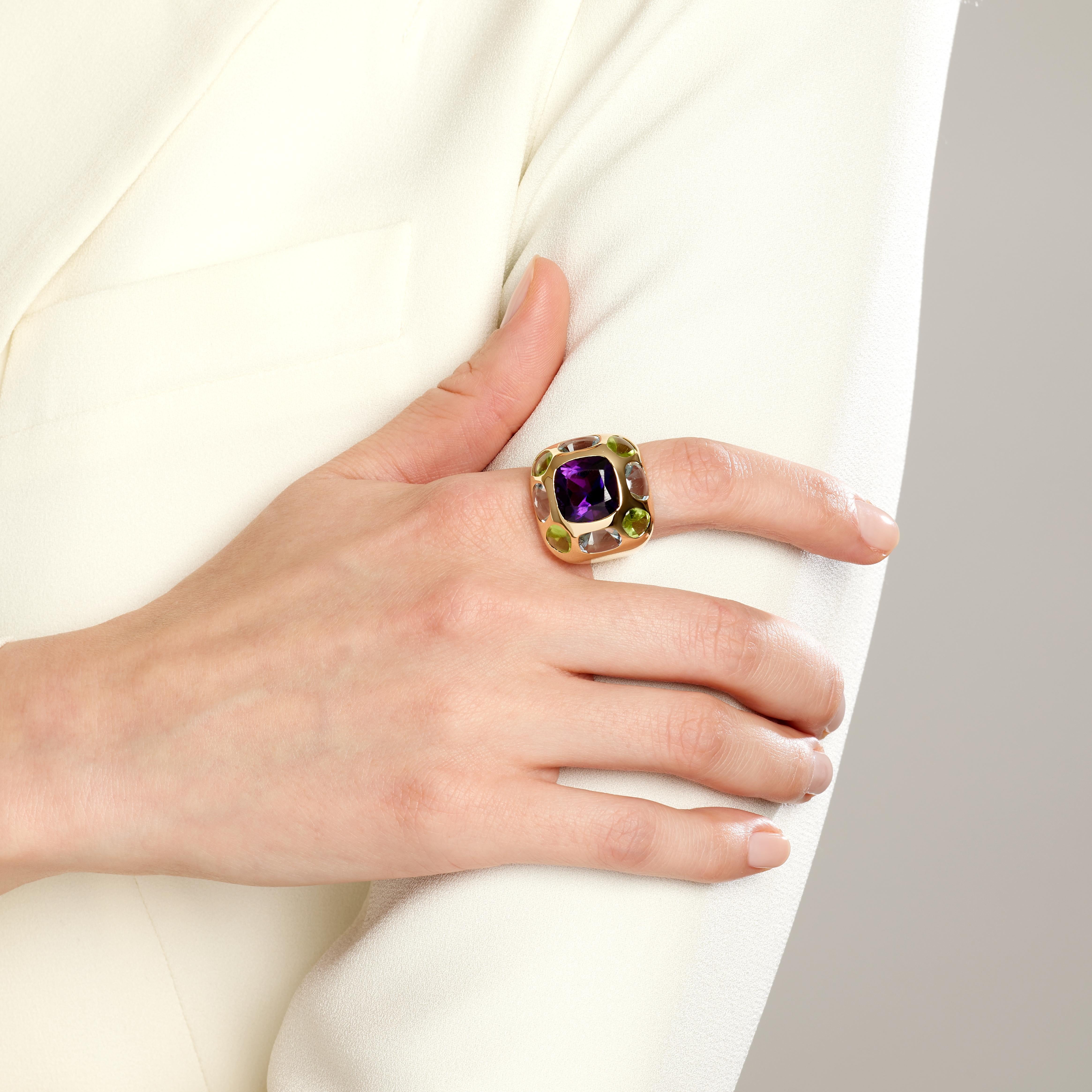 CHANEL Barockring aus 18 Karat Gelbgold, Aquamarinen, Peridots und Amethysten.
Neuer Wert: 8.900 €.
Zustand: guter Gesamtzustand. Sehr gute Politur, Kratzer auf den Steinen. 
Zeitraum: 2000er Jahre.
Größe: 53.
Abmessungen: 2 x 2 cm.
Gewicht: 19,38