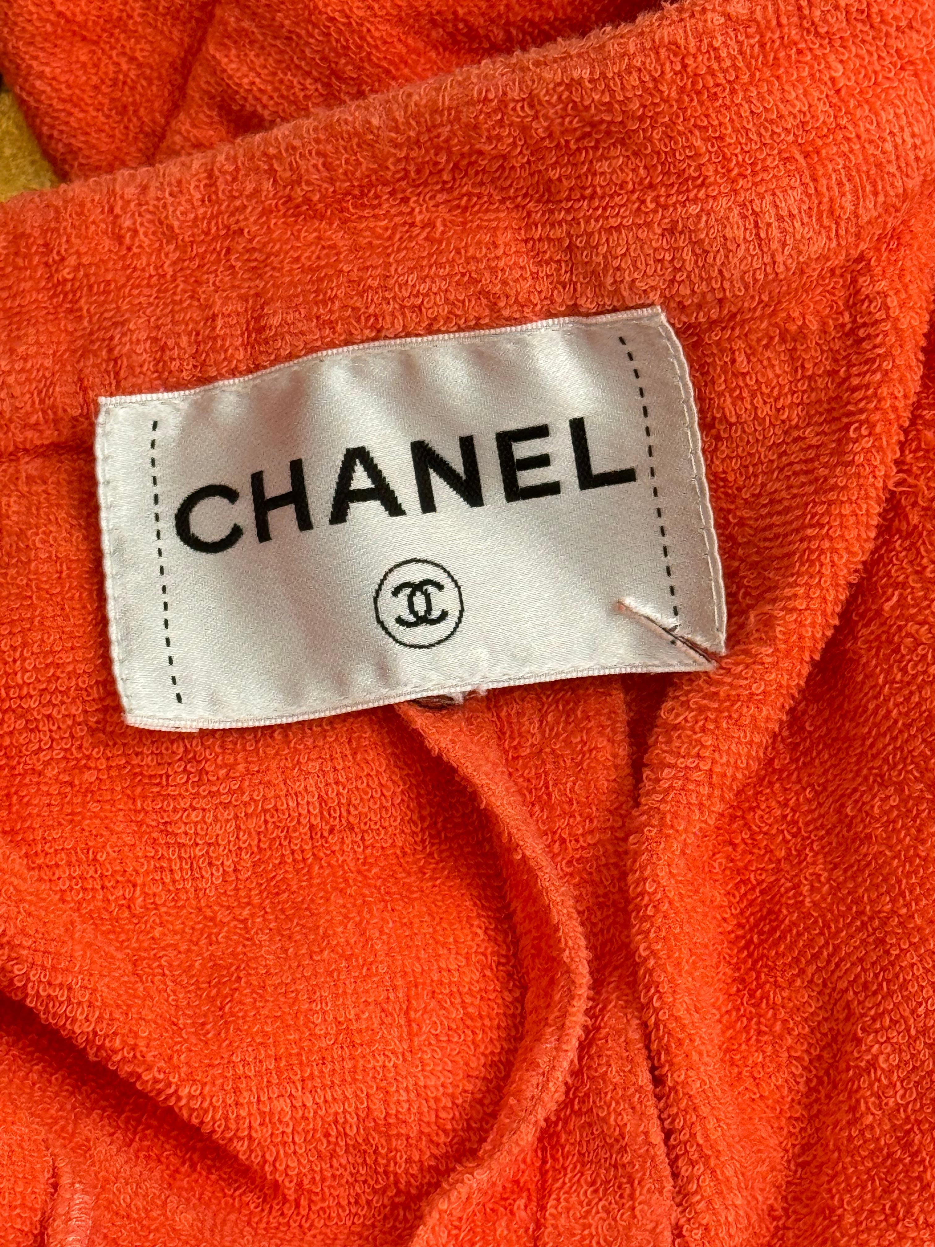 Chanel Coco Beach 2020 Frottee-Bademantel Koralle rosa im Zustand „Gut“ im Angebot in PARIS, FR