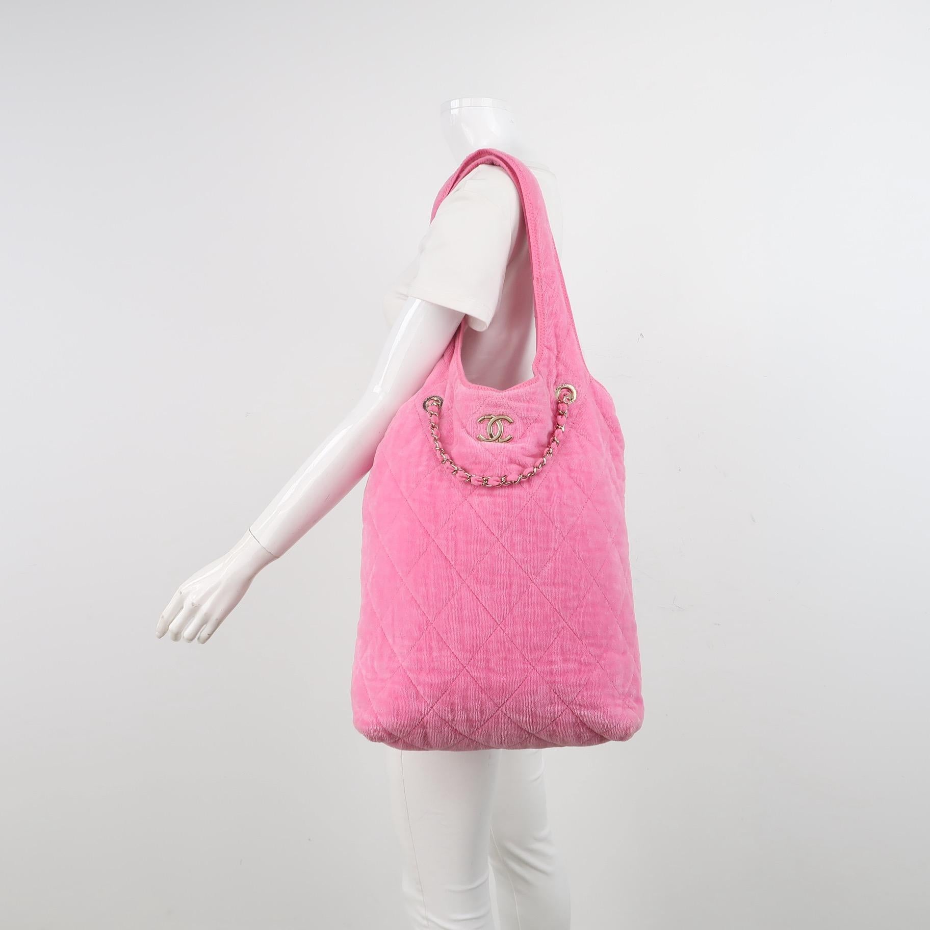 Chanel Coco Strand gesteppte Hobo rosa weichen Stoff 2023
Dies sind professionelle Fotos der tatsächlich von Luxbags angebotenen Tasche.
Diese Chanel Hobo-Tasche ist aus der Collection'S 2023 von Virginie Viard. Es besteht aus einem