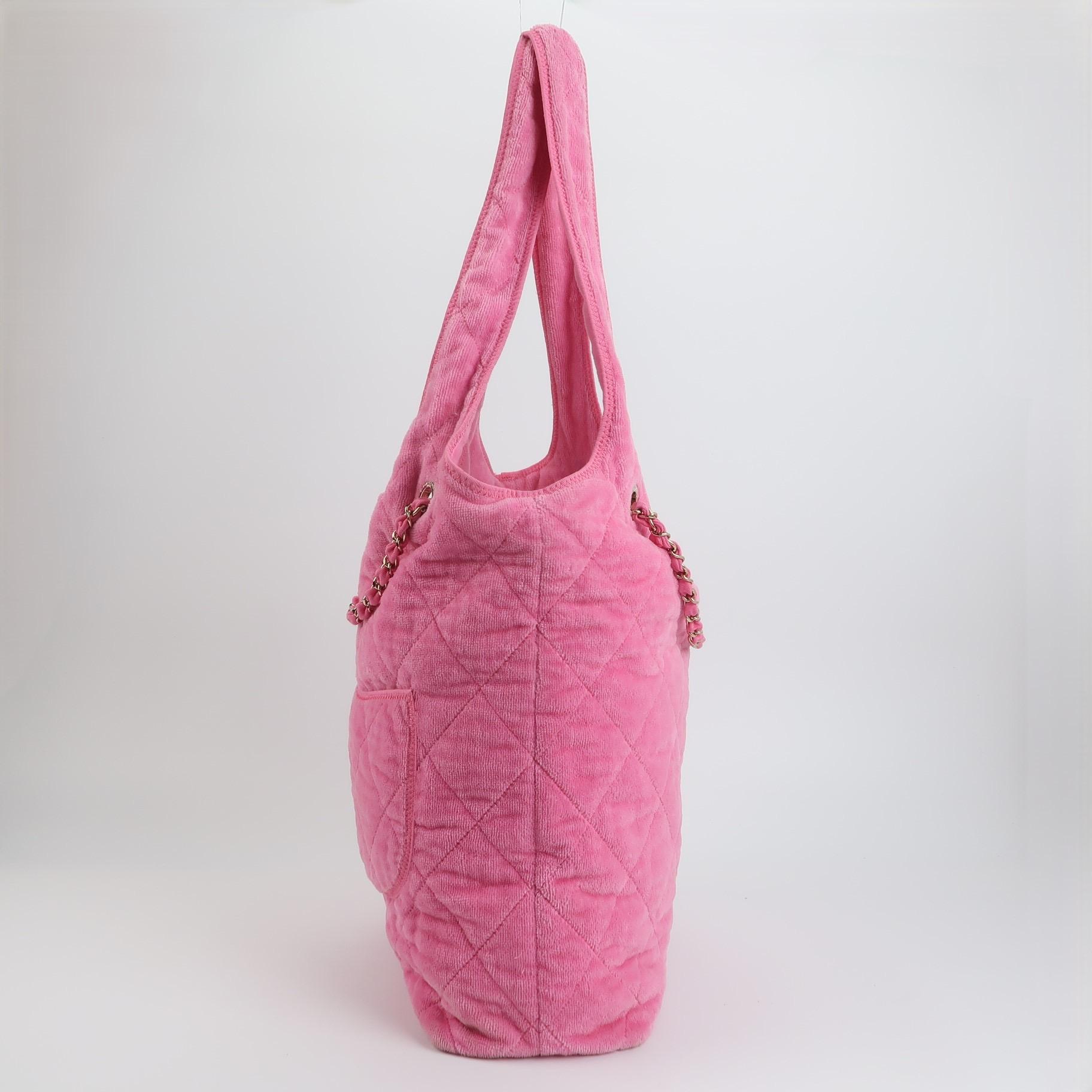Chanel Coco Strand gesteppte Hobo rosa weichen Stoff 2023 im Zustand „Gut“ im Angebot in AUBERVILLIERS, FR