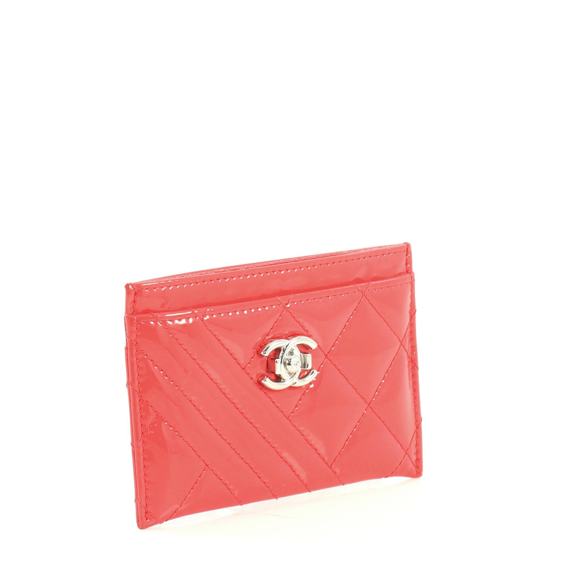 This Chanel Coco Boy Card Holder Quilted Patent, crafted from pink quilted patent leather, features decorative CC boy push lock and silver-tone hardware. It opens to a pink fabric interior. Hologram sticker reads: 22573453. 

Condition: Very good.