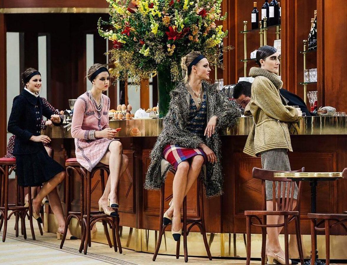 Chanel Coco Brasserie Werbe-Kampagnen-Jackenkleid aus Messing für Damen oder Herren im Angebot