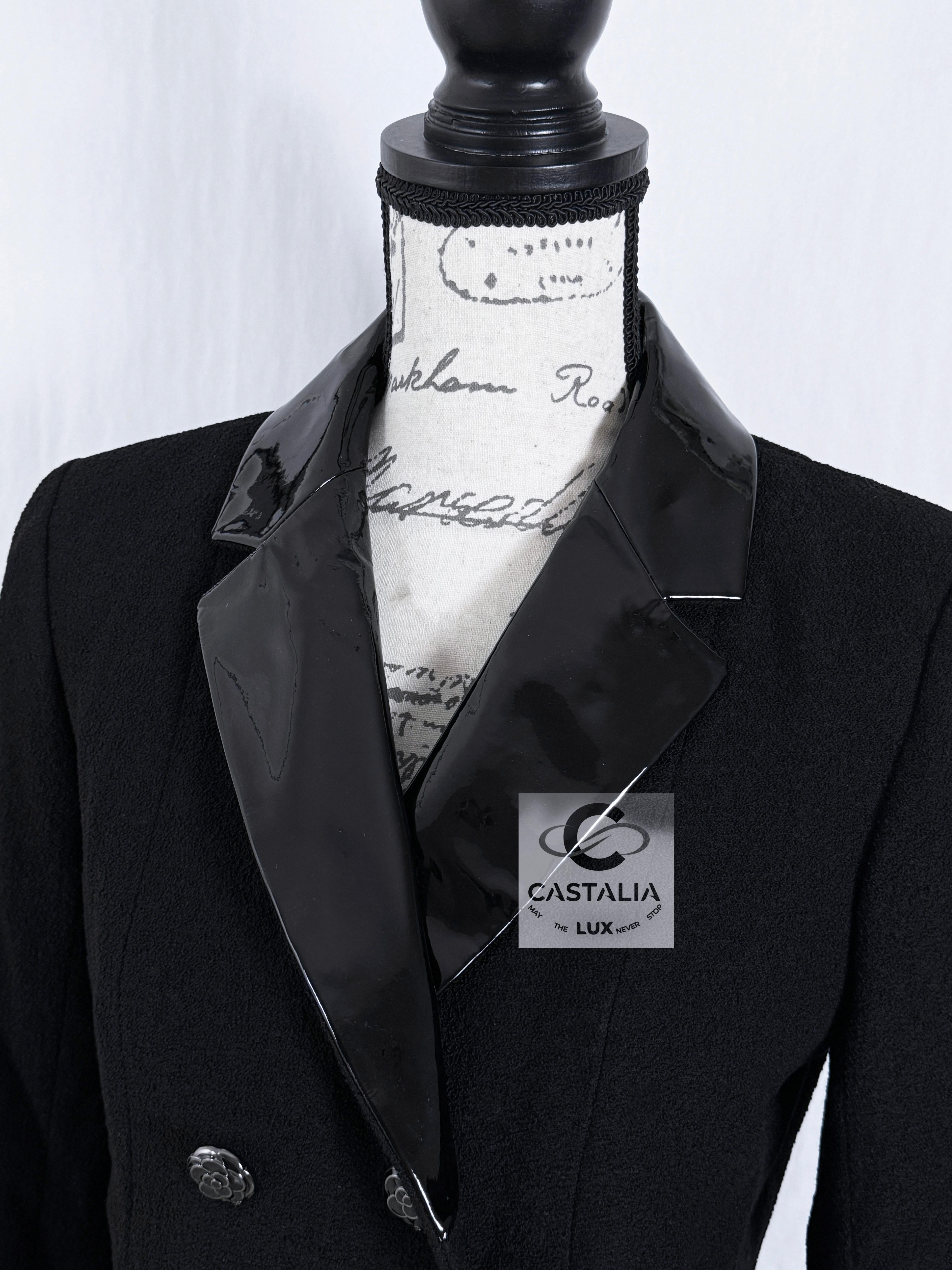 Chaqueta Chanel Coco Chanel de tweed negro con botones de camelia CC 38 FR en venta 5