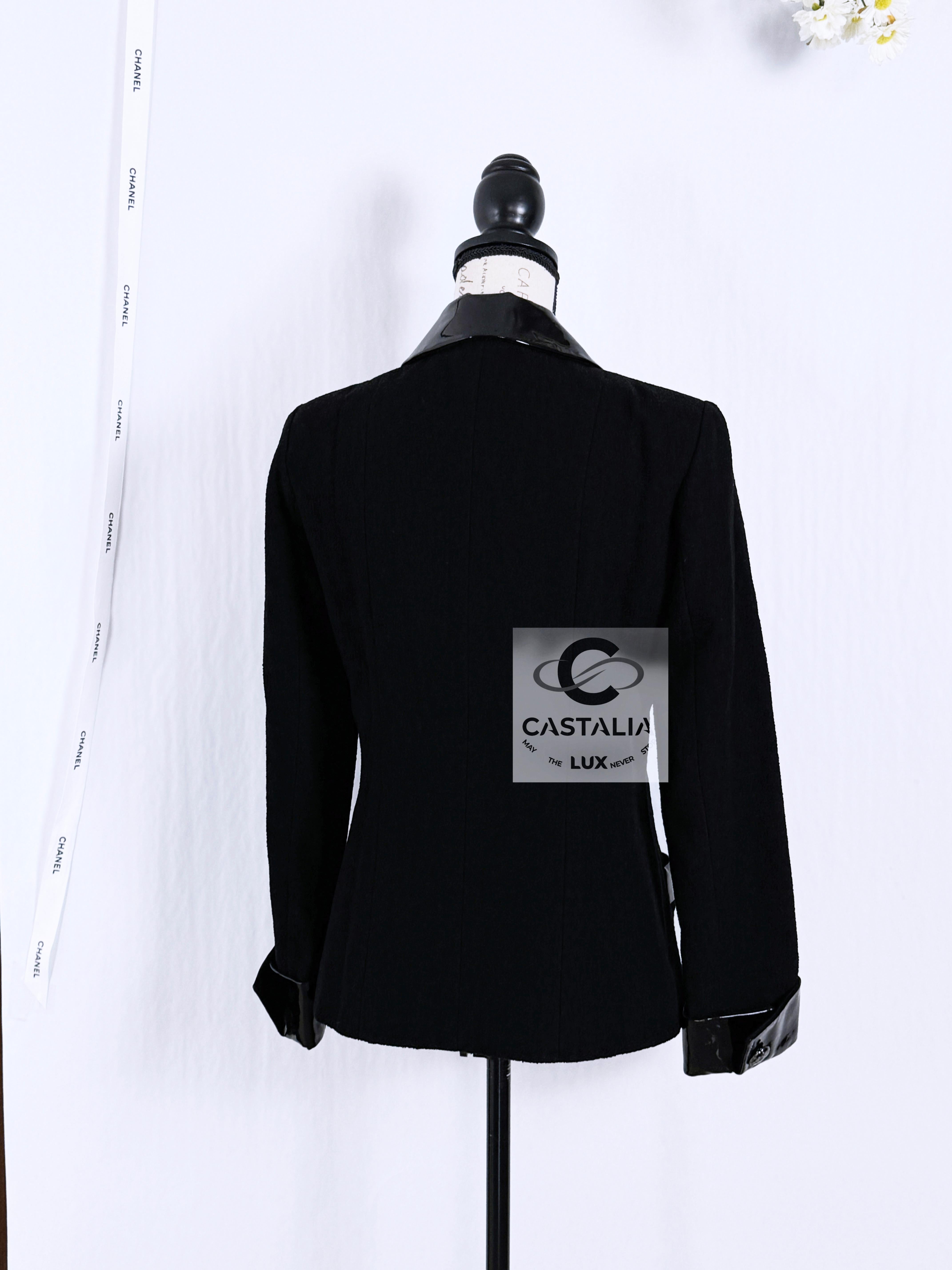 Chaqueta Chanel Coco Chanel de tweed negro con botones de camelia CC 38 FR en venta 6