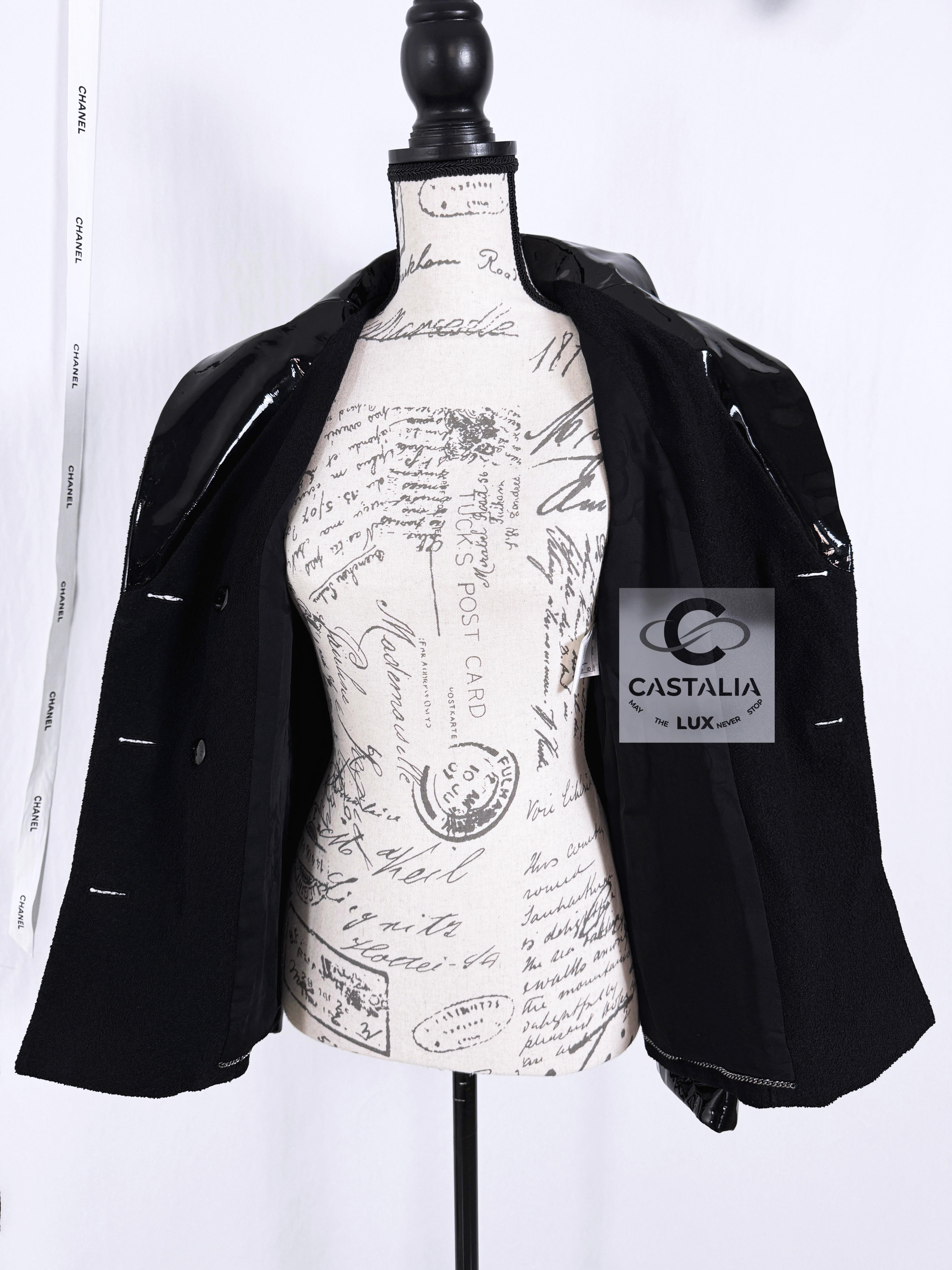 Chaqueta Chanel Coco Chanel de tweed negro con botones de camelia CC 38 FR en venta 7