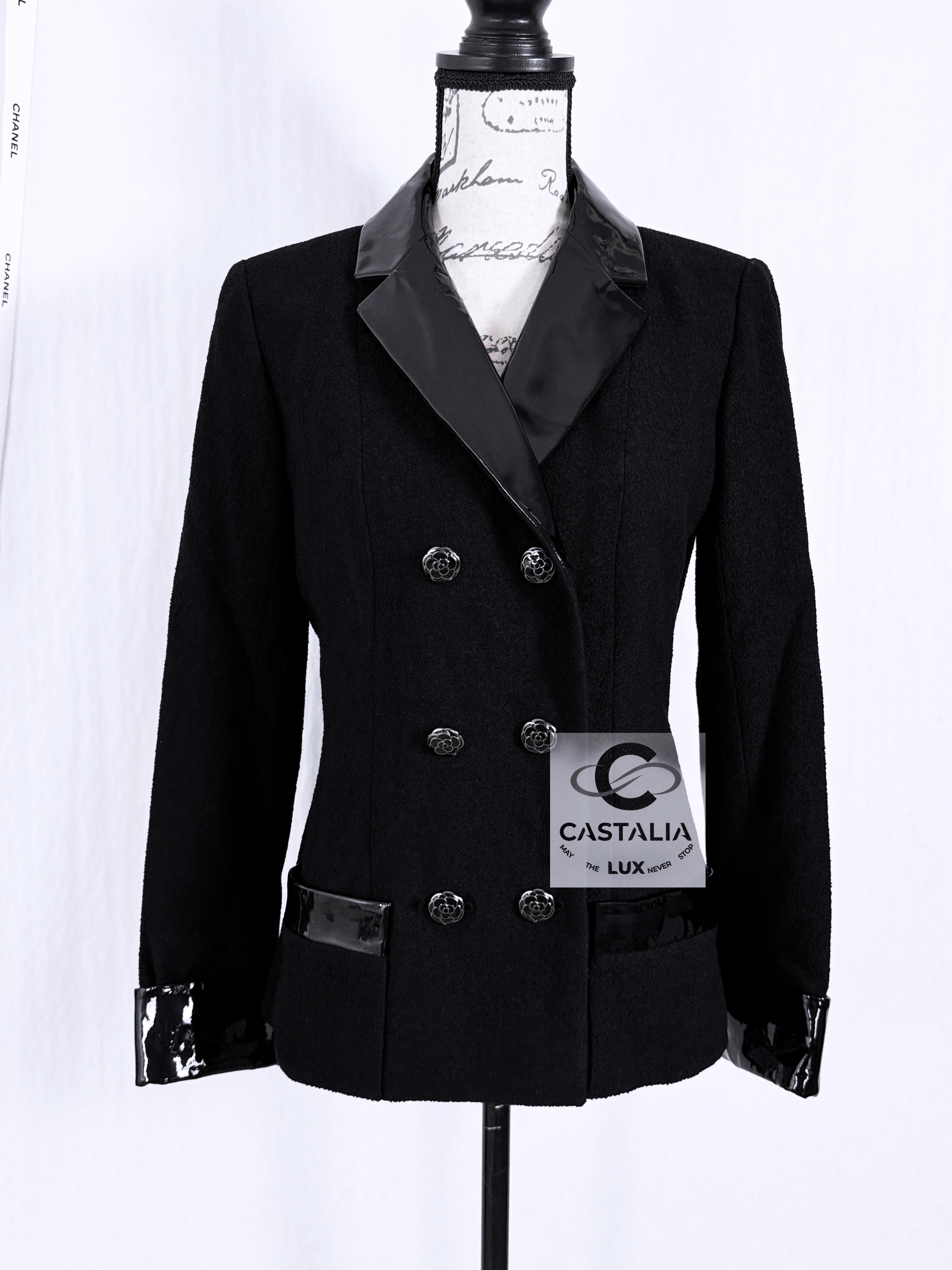 Chaqueta Chanel Coco Chanel de tweed negro con botones de camelia CC 38 FR en venta 8