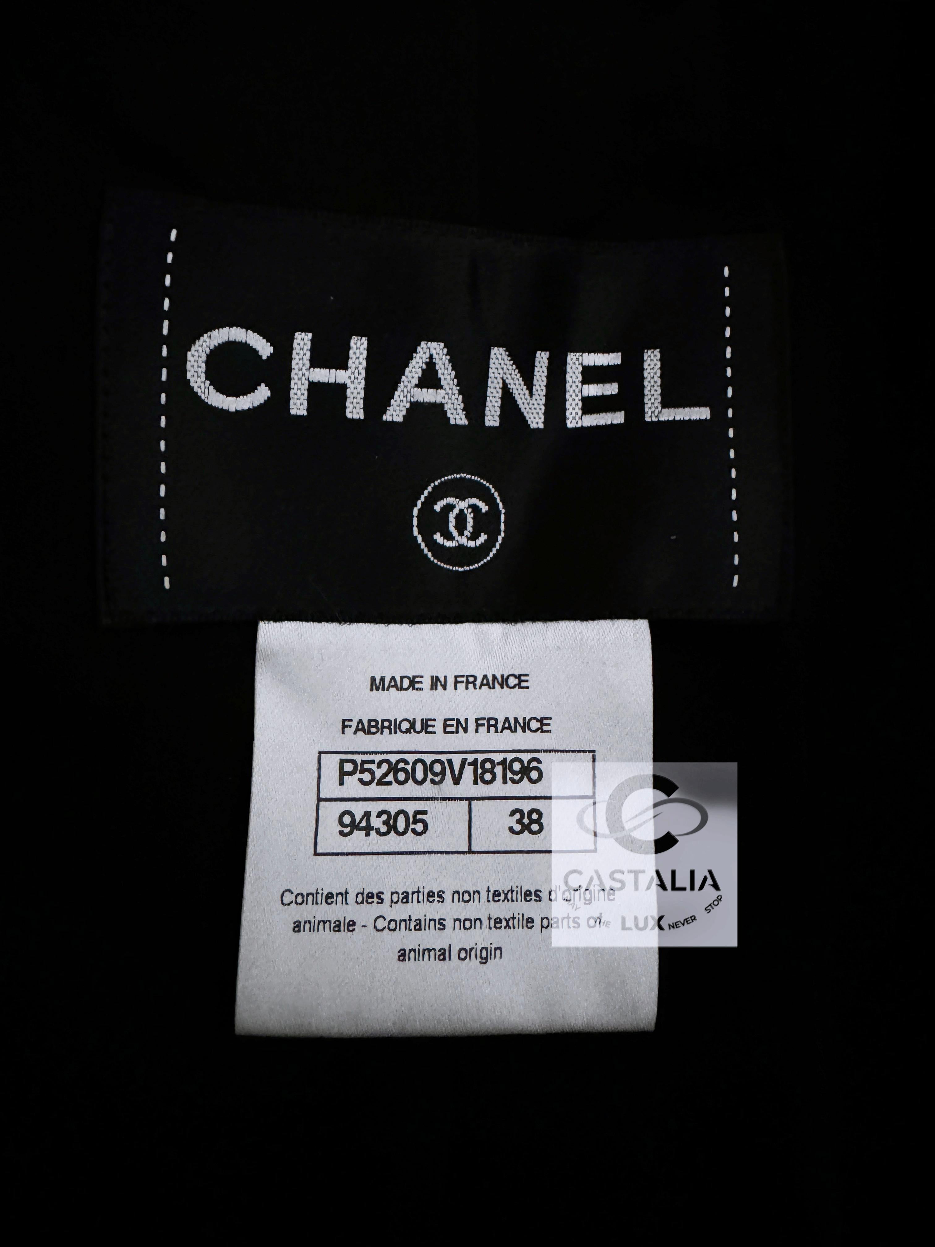 Chaqueta Chanel Coco Chanel de tweed negro con botones de camelia CC 38 FR en venta 9