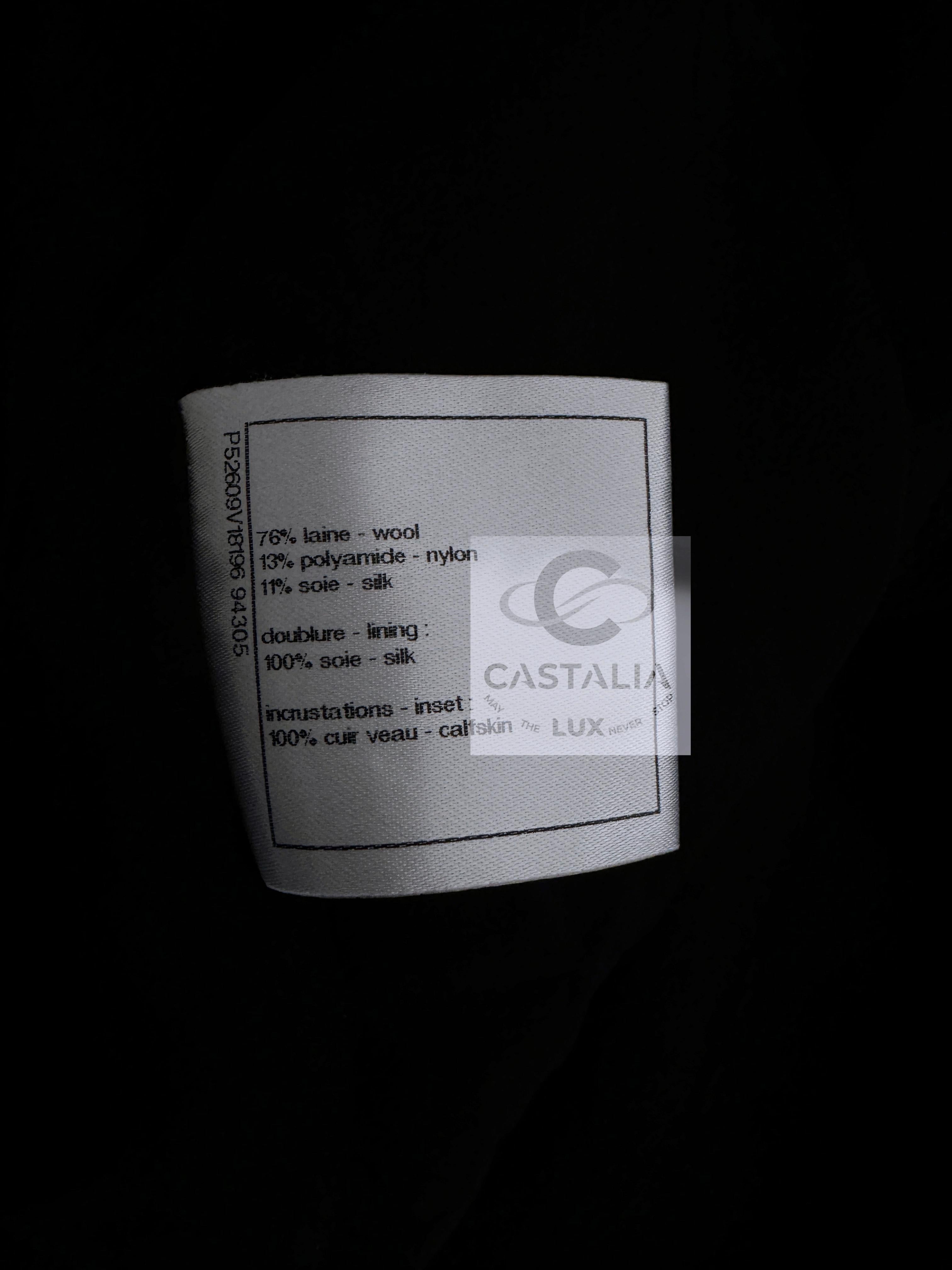 Chaqueta Chanel Coco Chanel de tweed negro con botones de camelia CC 38 FR en venta 10