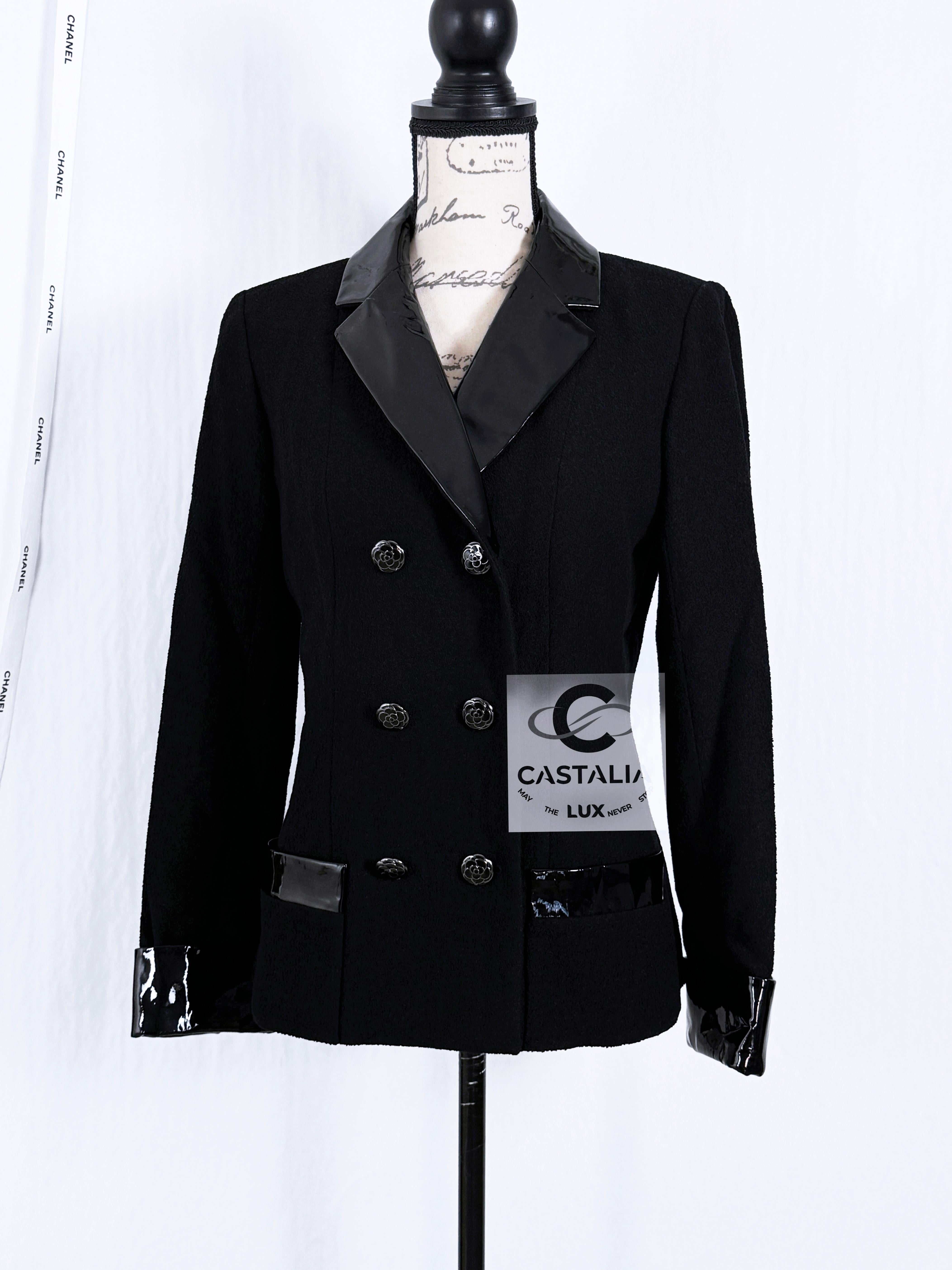 Femenino o masculino Chaqueta Chanel Coco Chanel de tweed negro con botones de camelia CC 38 FR en venta