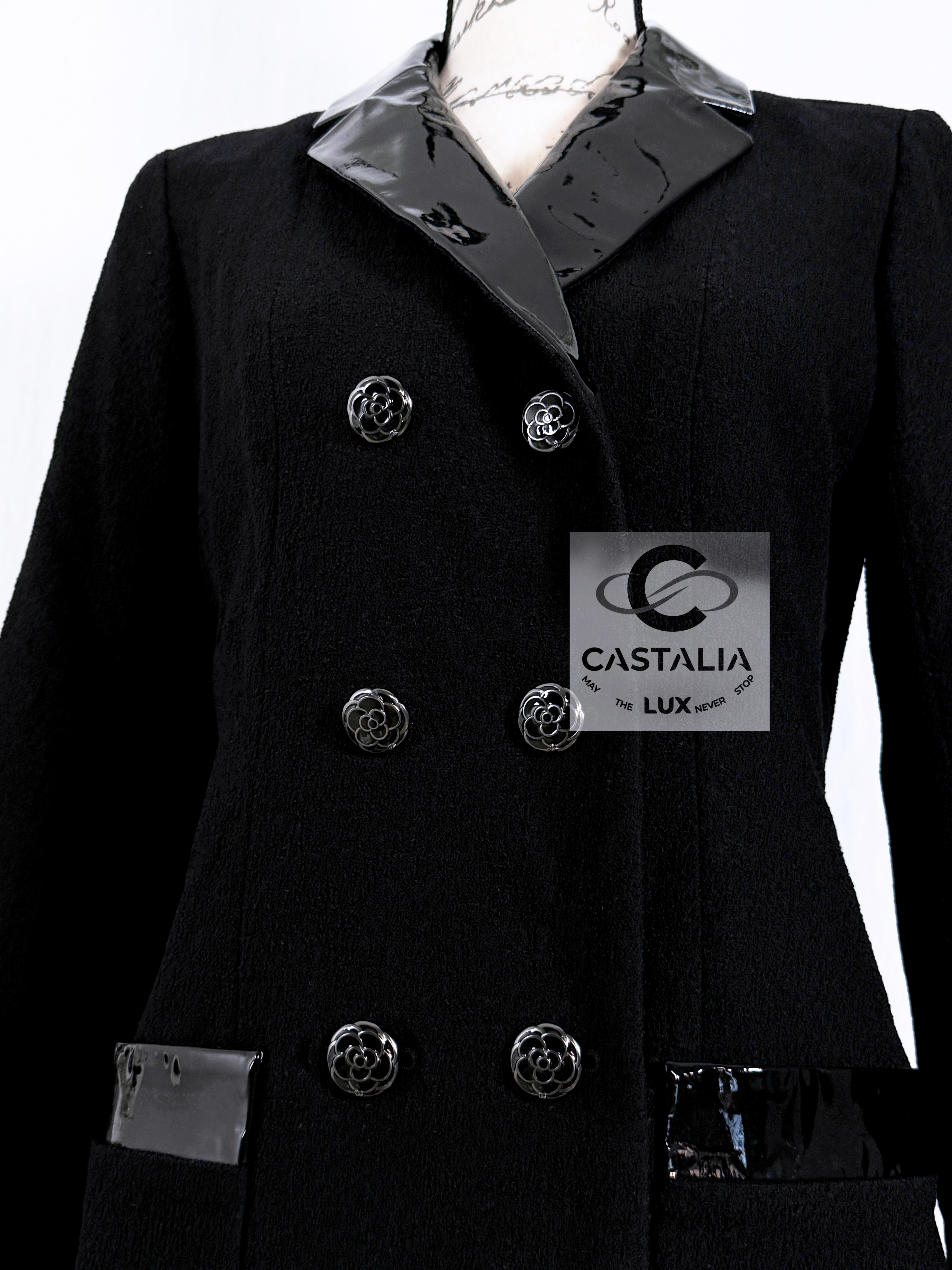 Chaqueta Chanel Coco Chanel de tweed negro con botones de camelia CC 38 FR en venta 2