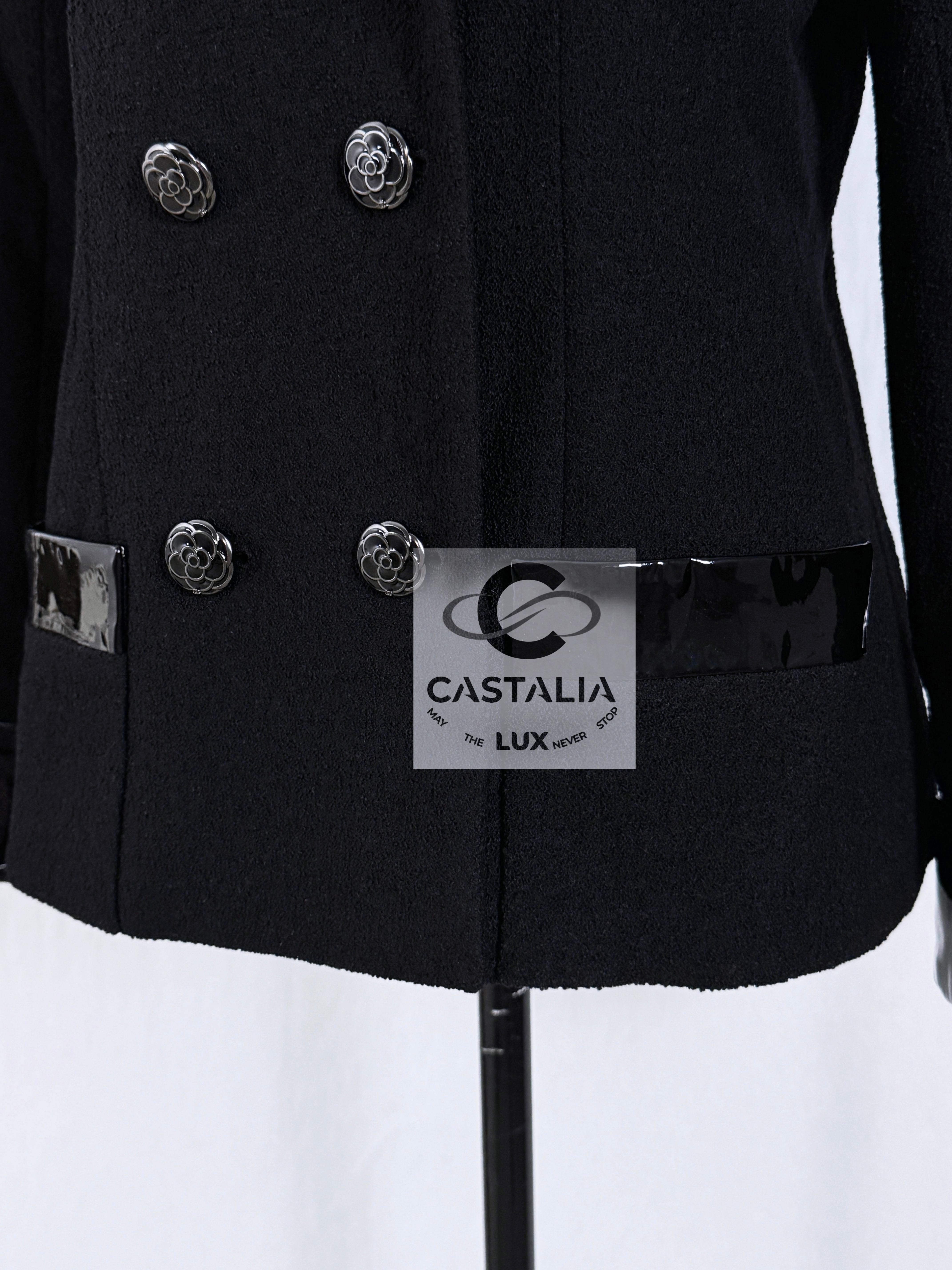Chaqueta Chanel Coco Chanel de tweed negro con botones de camelia CC 38 FR en venta 4