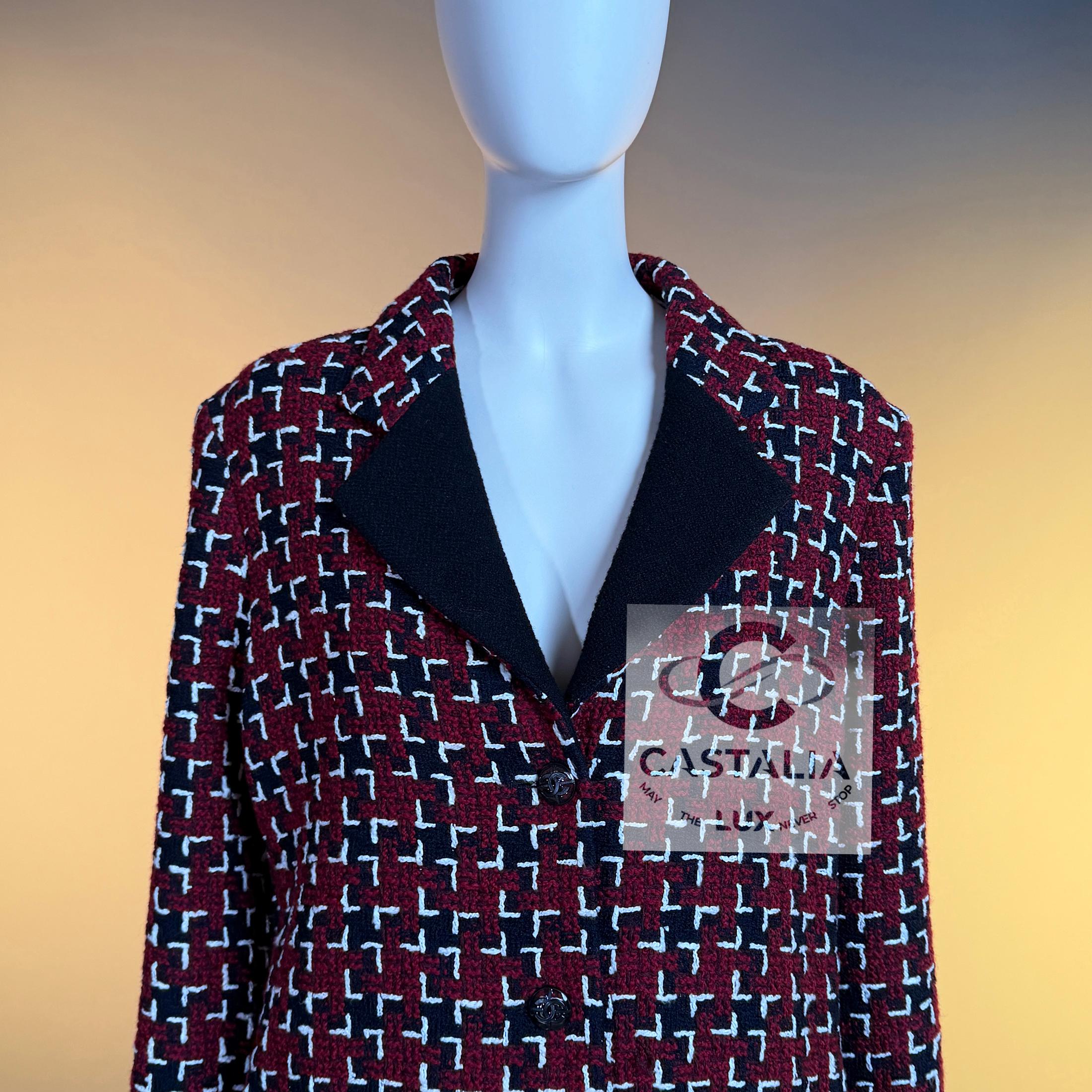 CHANEL Coco Chanel Brasserie Nueva Chaqueta de tweed burdeos 42 FR en venta 5