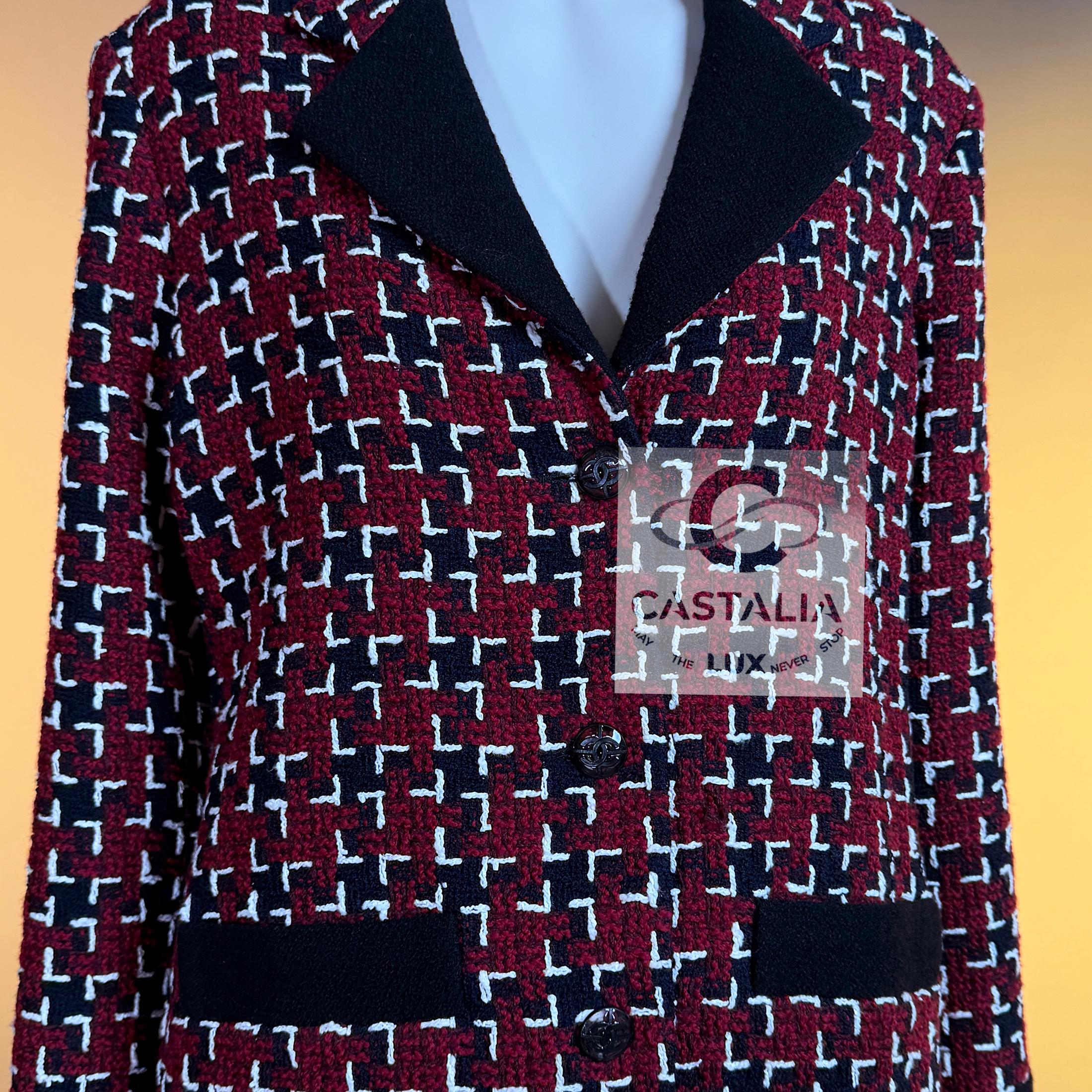 CHANEL Coco Chanel Brasserie Nueva Chaqueta de tweed burdeos 42 FR en venta 7