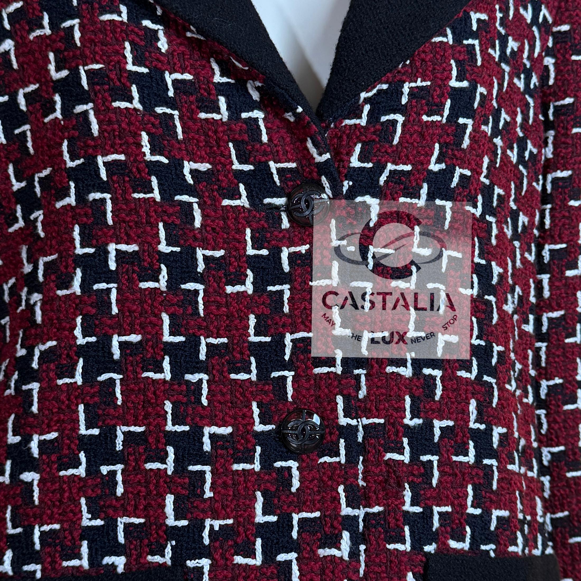 CHANEL Coco Chanel Brasserie Nueva Chaqueta de tweed burdeos 42 FR en venta 8
