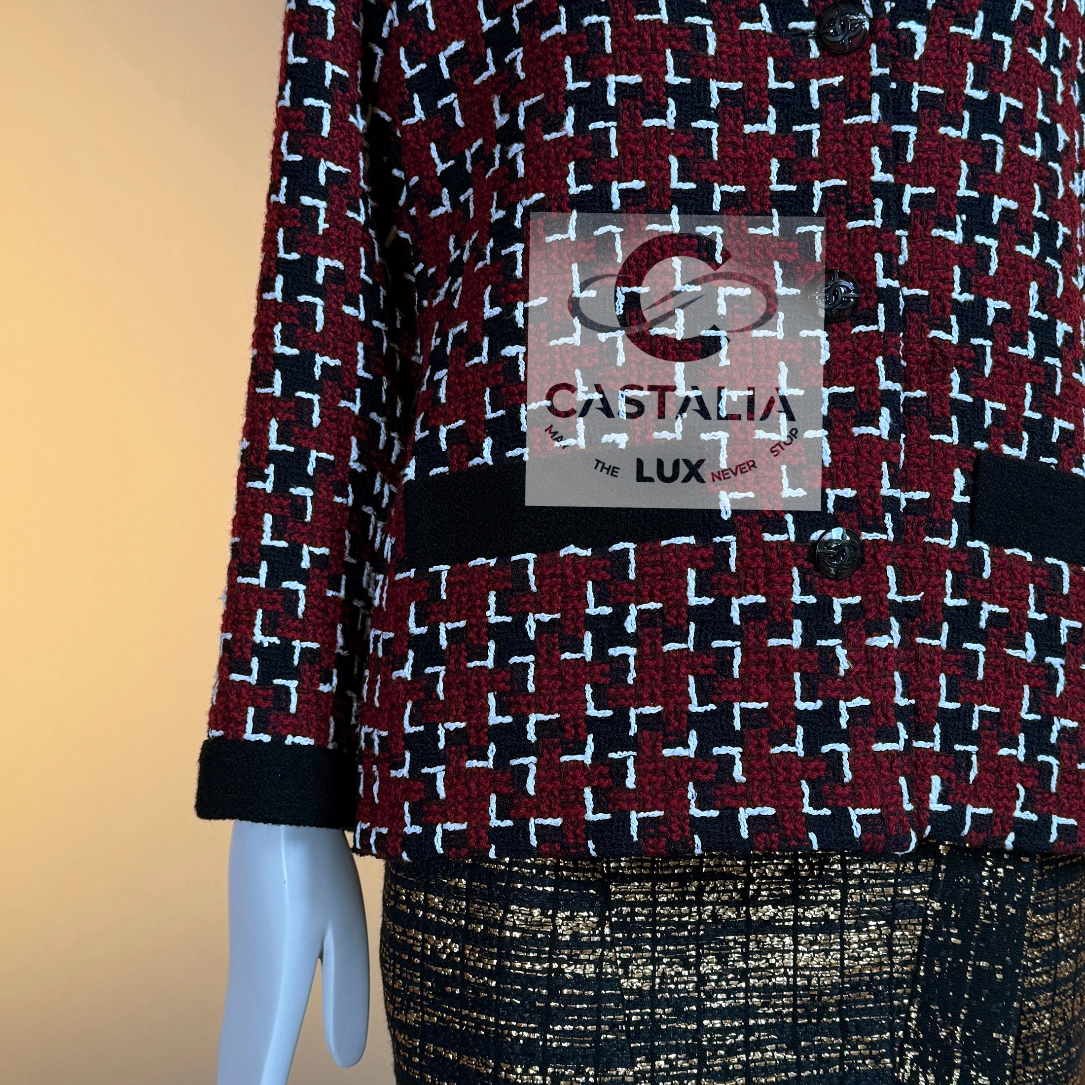 CHANEL Coco Chanel Brasserie Nueva Chaqueta de tweed burdeos 42 FR en venta 9