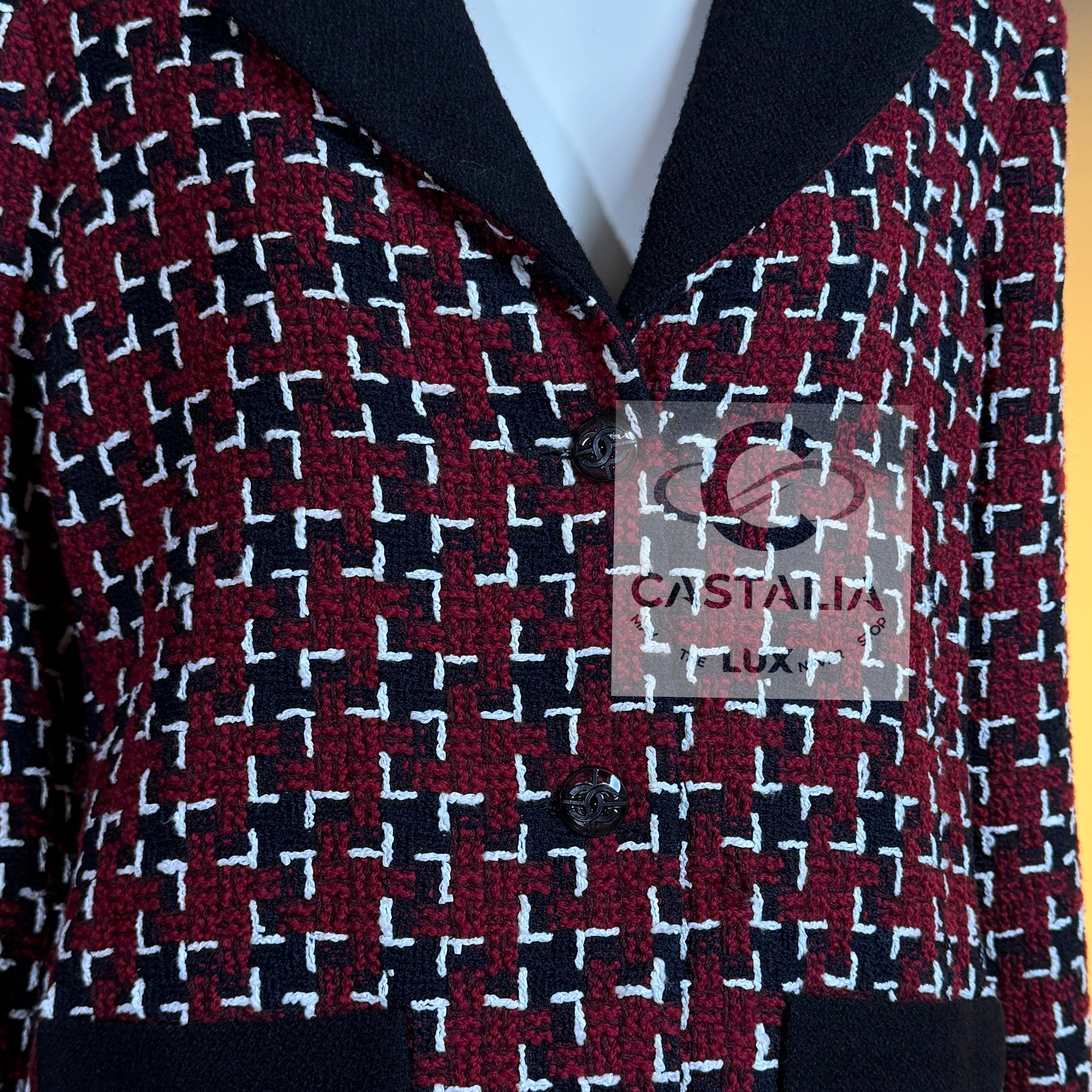 CHANEL Coco Chanel Brasserie Nueva Chaqueta de tweed burdeos 42 FR en venta 10