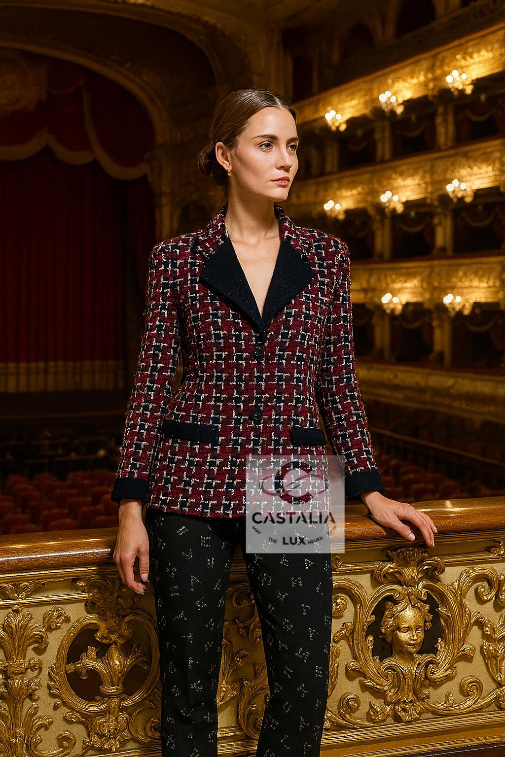 Chanel Coco Brasserie Nuova Giacca in Tweed Borgogna 42 FR In condizioni Nuovo in vendita a Dubai, AE