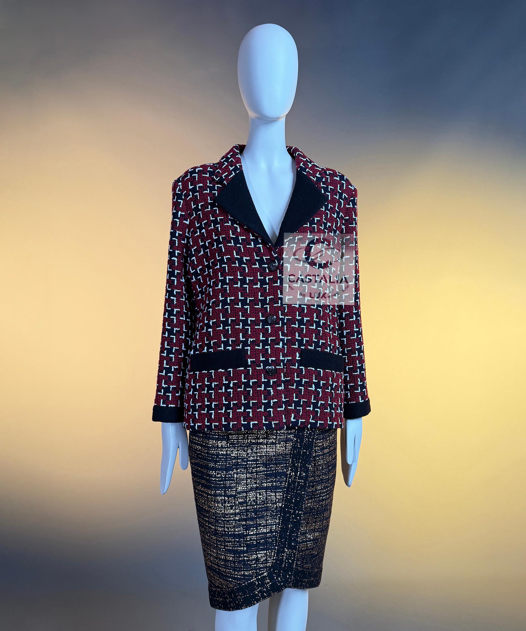 CHANEL Coco Chanel Brasserie Nueva Chaqueta de tweed burdeos 42 FR en venta 3