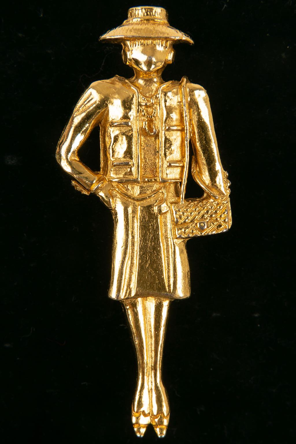 Chanel -(Made in France) Brooch featuring the silhouette of coco in gold metal.
Brooch designed by Karl Largerfeld for Chanel. Work by the Woloch workshop. 

Additional information:

Dimensions:
Height: 6 cm

Condition: 
Very good condition

Seller