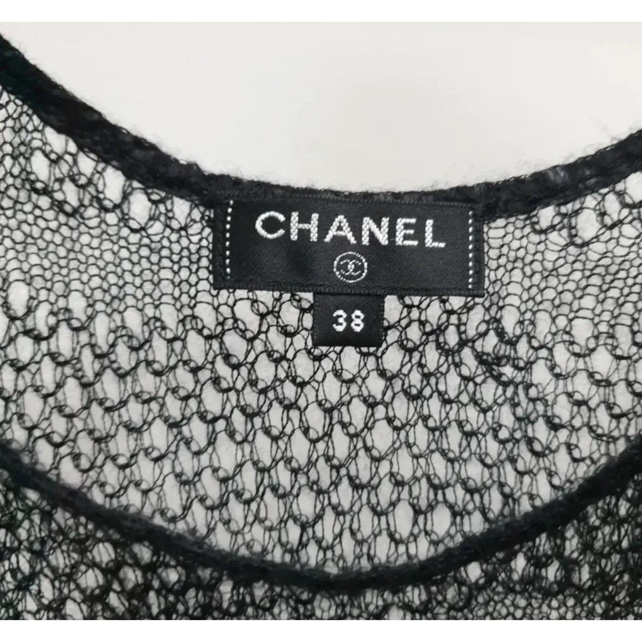 Si tratta di una canottiera di alta gamma Chanel con bottone in rayon e cashmere a strati in maglia di pizzo.
Sz.37
Ottime condizioni
L'appendino non è incluso.
