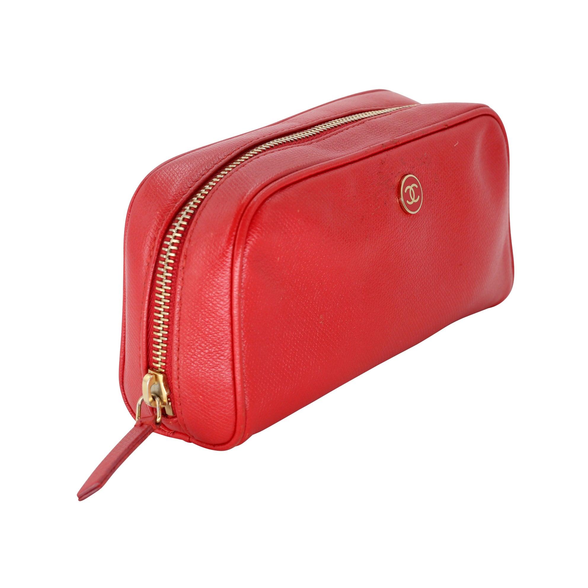 Diese prächtige rote Chanel Reise Make-up Tasche Tasche umfasst Unterschrift Kaviar Leder außen mit CC Monogramm auf der Vorderseite Hardware Innenraum umfasst CC Monogramm rundum gestempelt. Die Reiseschminktasche ist perfekt für den täglichen