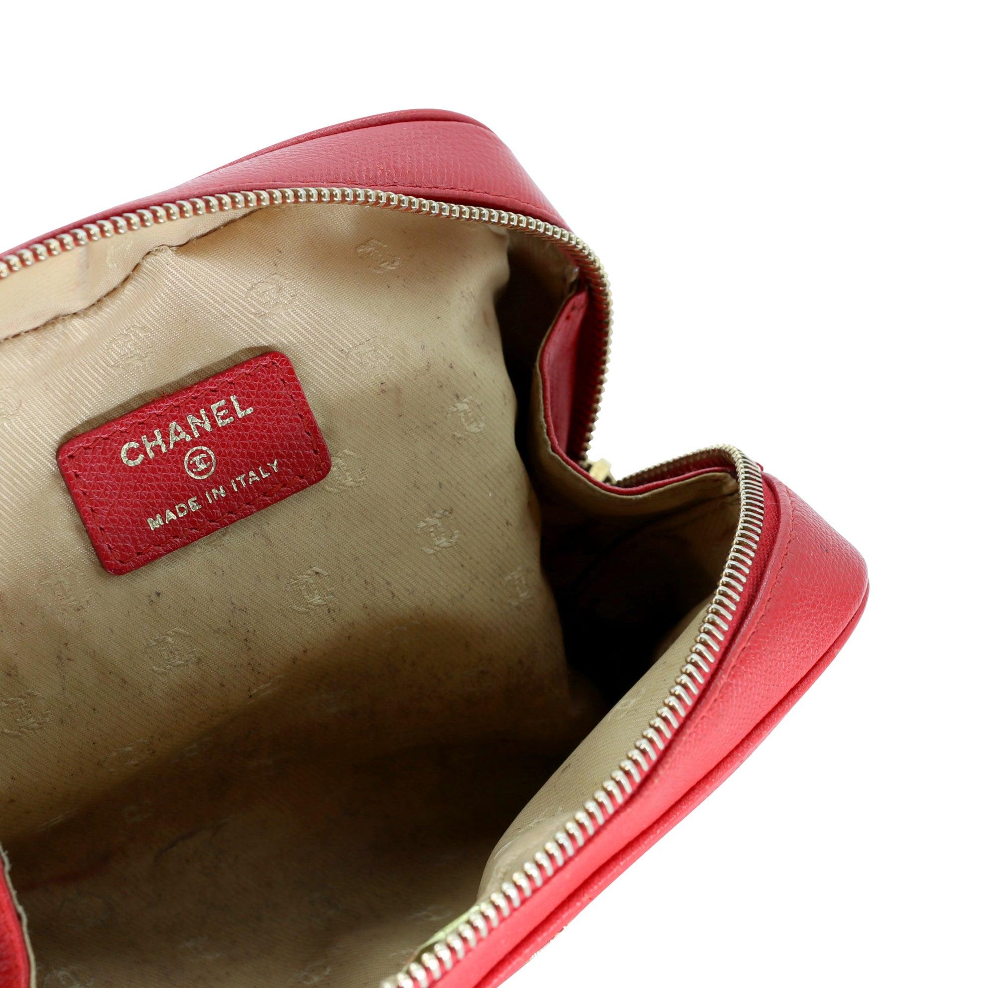Chanel Coco Make Up-Reisetasche CC-W1101P-A004 mit Knopfleiste in Rot im Angebot 4
