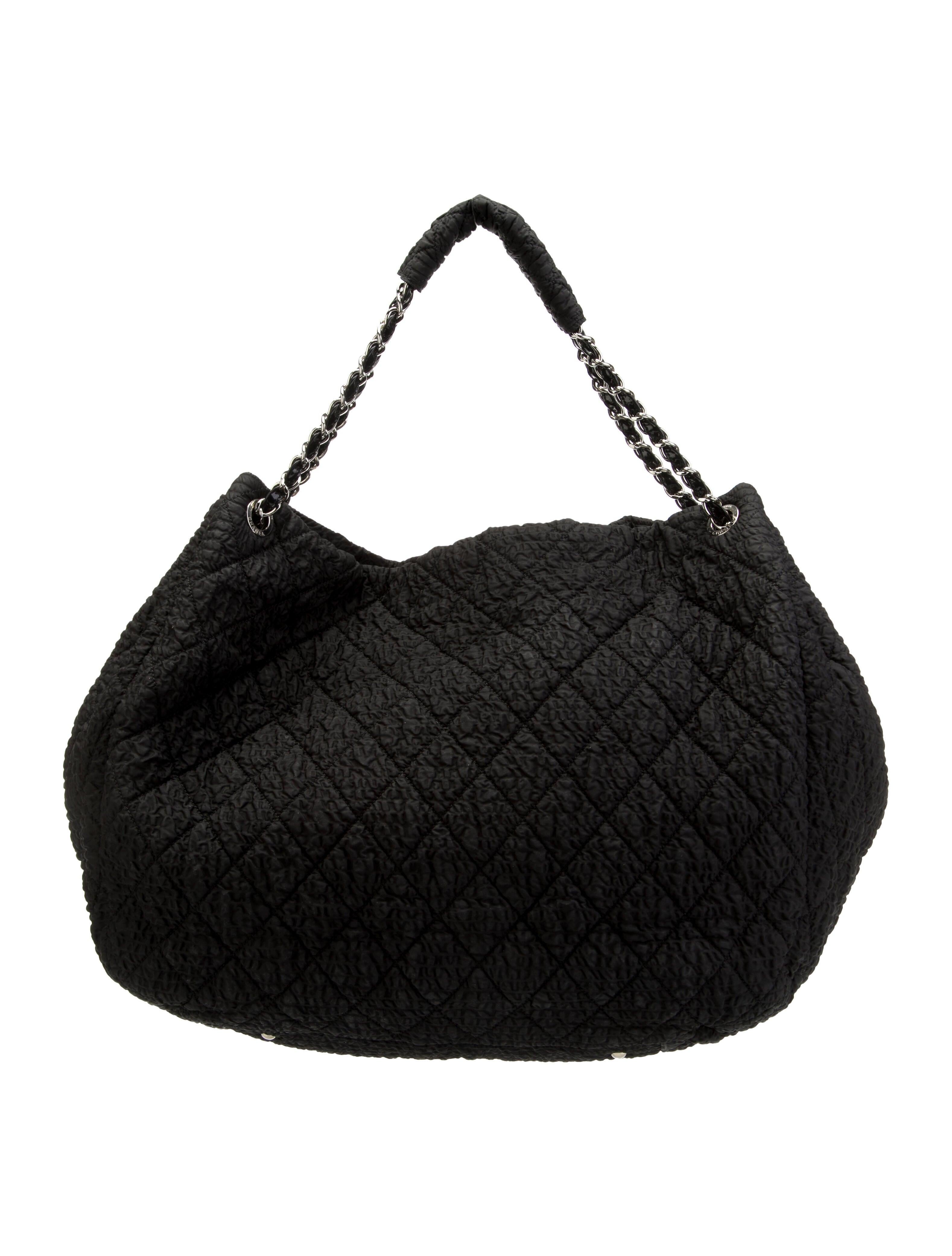 Sac de voyage Coco Cabas Overnight Fourre-tout en nylon microfibre noir Chanel en vente 4