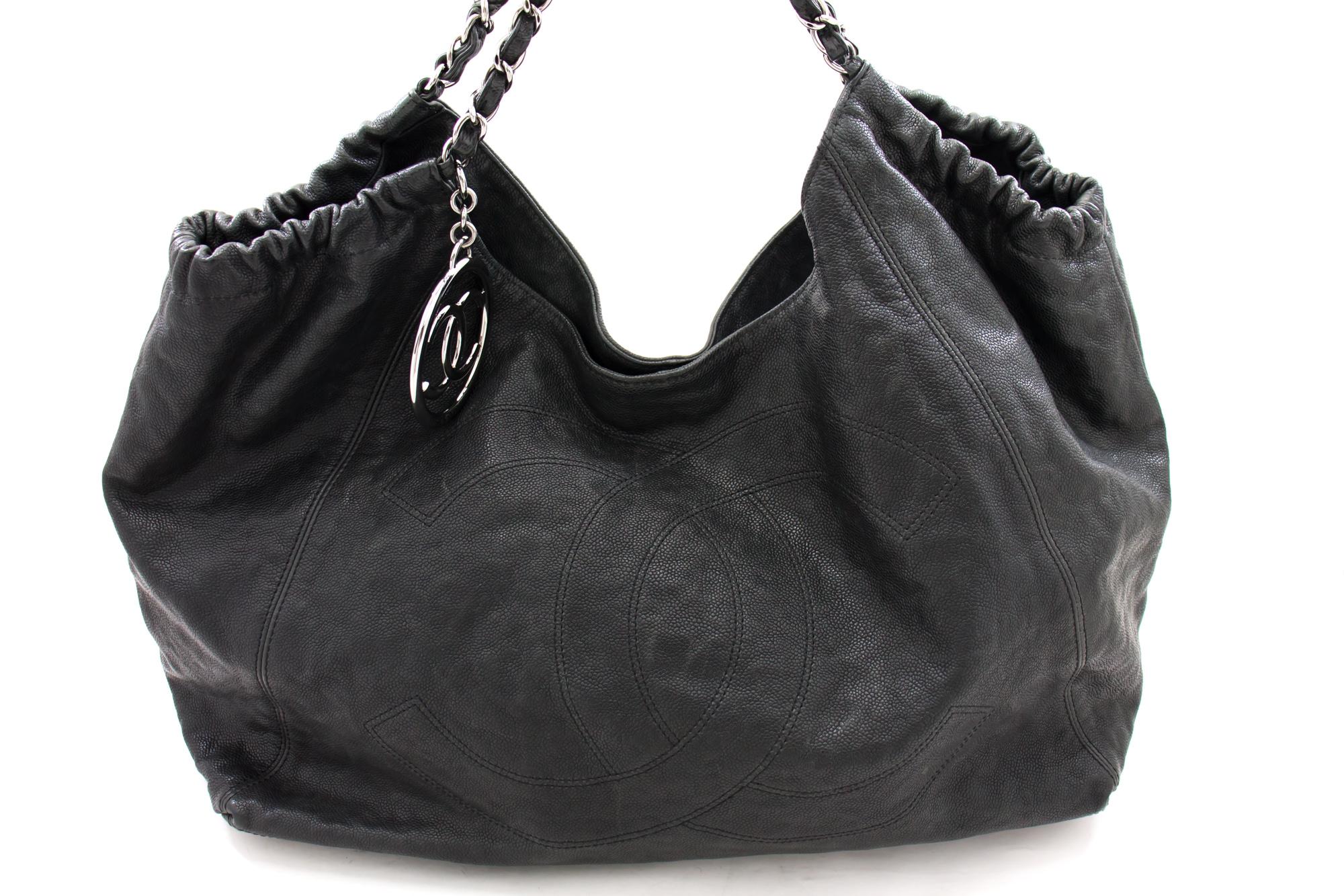 Un'autentica borsa a tracolla a catena in pelle nera di Chanel Coco Cabas Caviar Silver. Il colore è nero. Il materiale esterno è la pelle. Il modello è solido. Questo articolo è contemporaneo. L'anno di produzione sarebbe il 2005.
Condizioni e