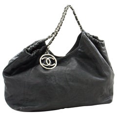Chanel Coco Cabas Caviar in pelle nera con catena Borsa a tracolla argento