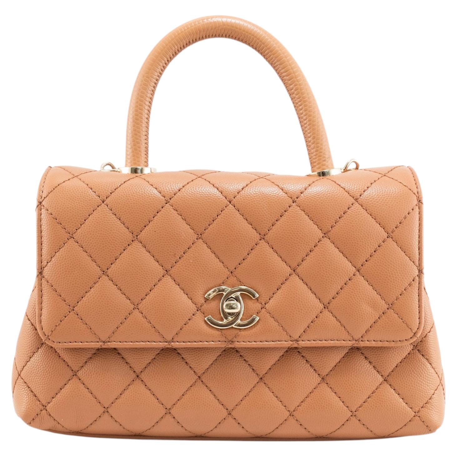 Bolso mini de Chanel, modelo Coco, en color marrón caramelo, de piel Caviar acolchada, con solapa y asa superior en venta