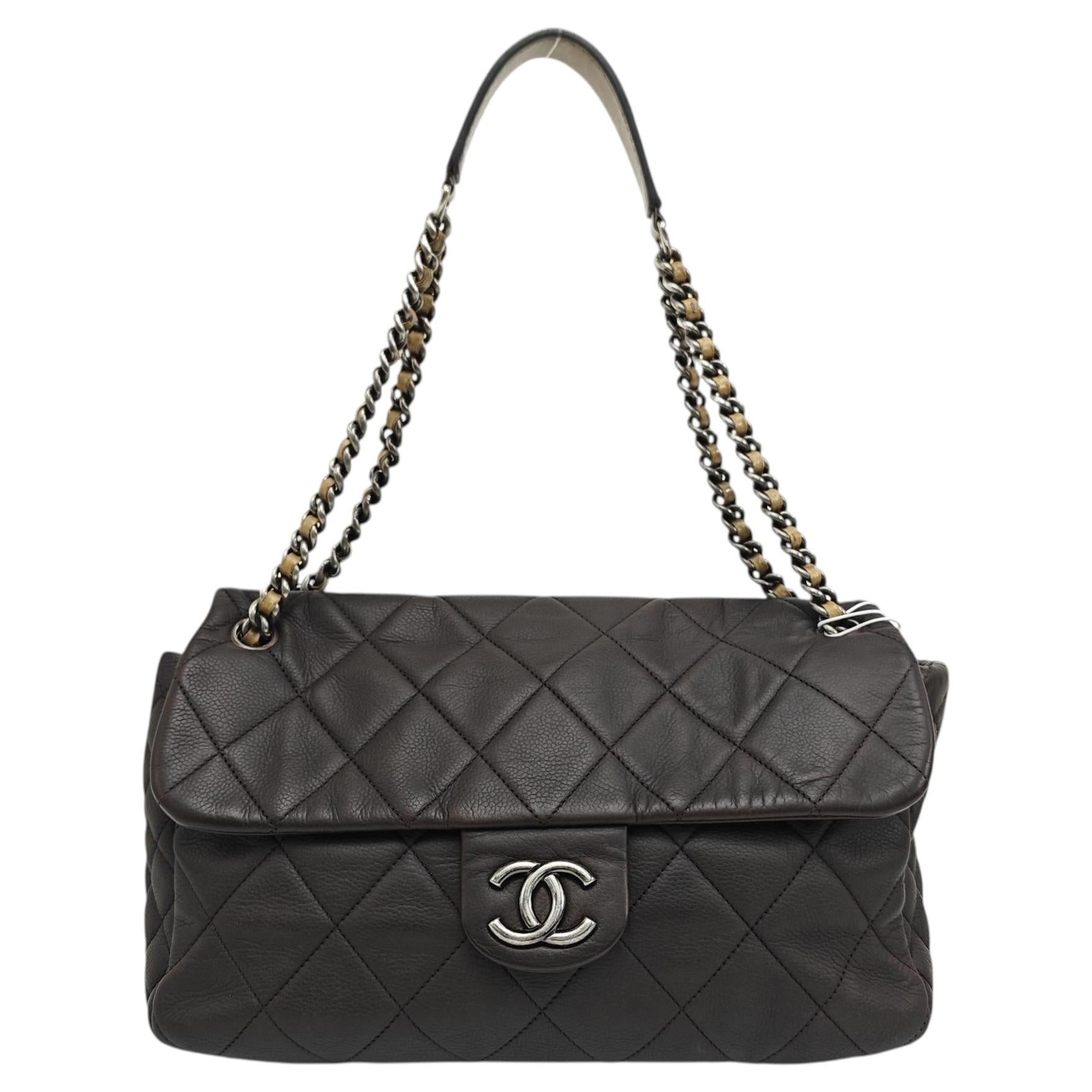 Bolso Chanel Coco Casual con solapa, acolchado «Caviar», grande, de piel marrón