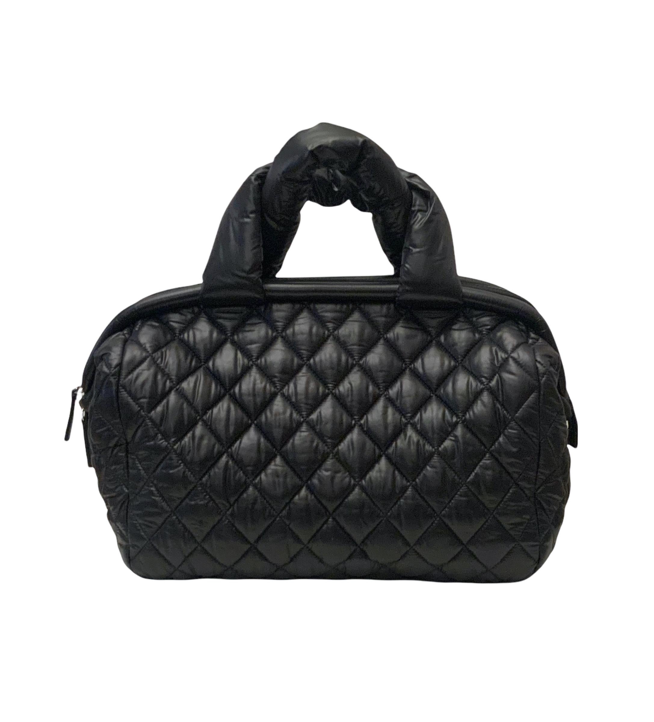 This pre-owned but perfect tote bag from the house of Chanel is part of the Coco Cocoon collection.
It is crafted of padded soft quilted nylon canvas and announced reversible !
It features padded top handles, an exterior zipper pocket lined with