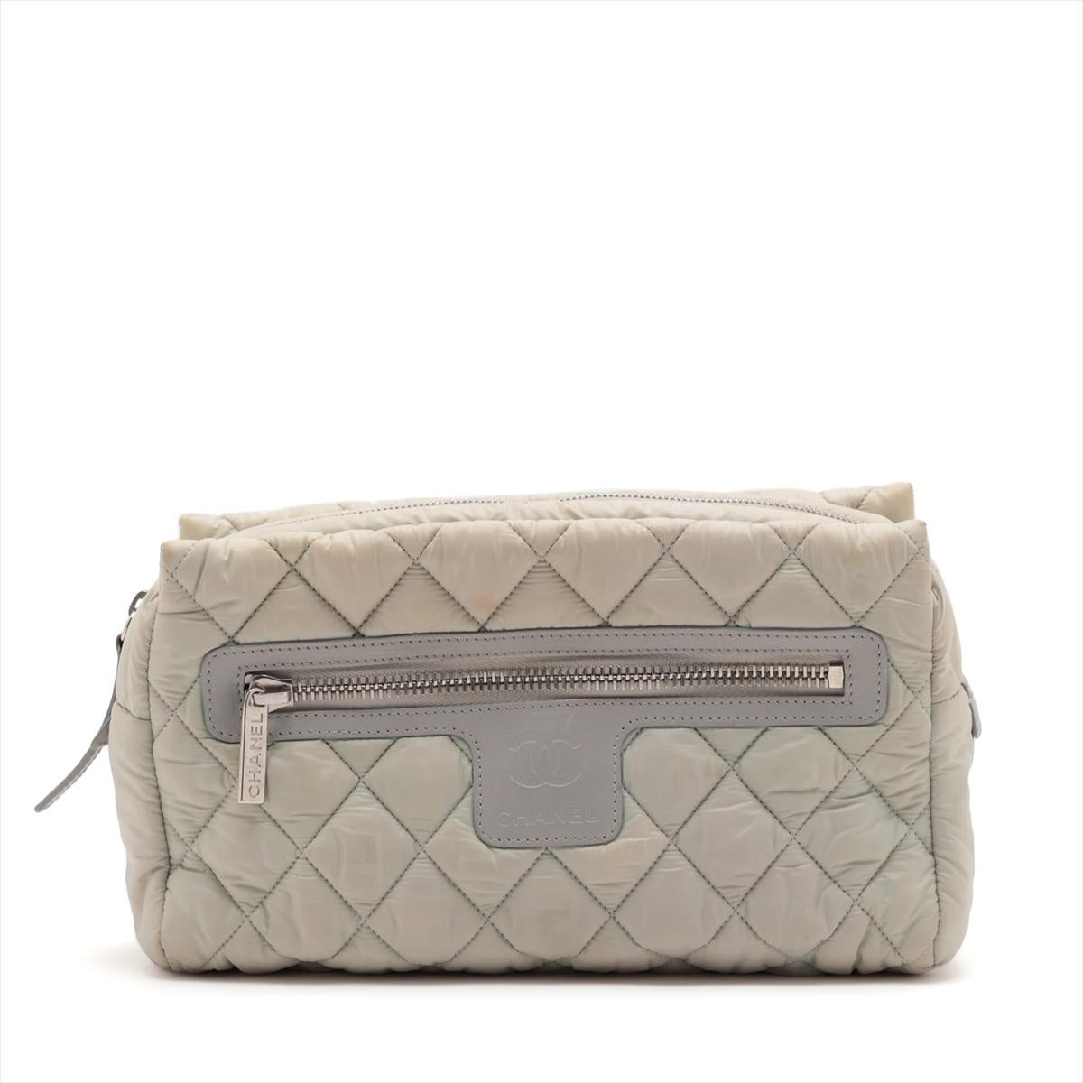 The Chanel Coco Cocoon Matelassé Pouch Bag in Greige is a sophisticated and practical accessory designed for everyday elegance. Crafted from quilted nylon with lambskin leather trim, the pouch bag exudes Chanel's signature style and craftsmanship.
