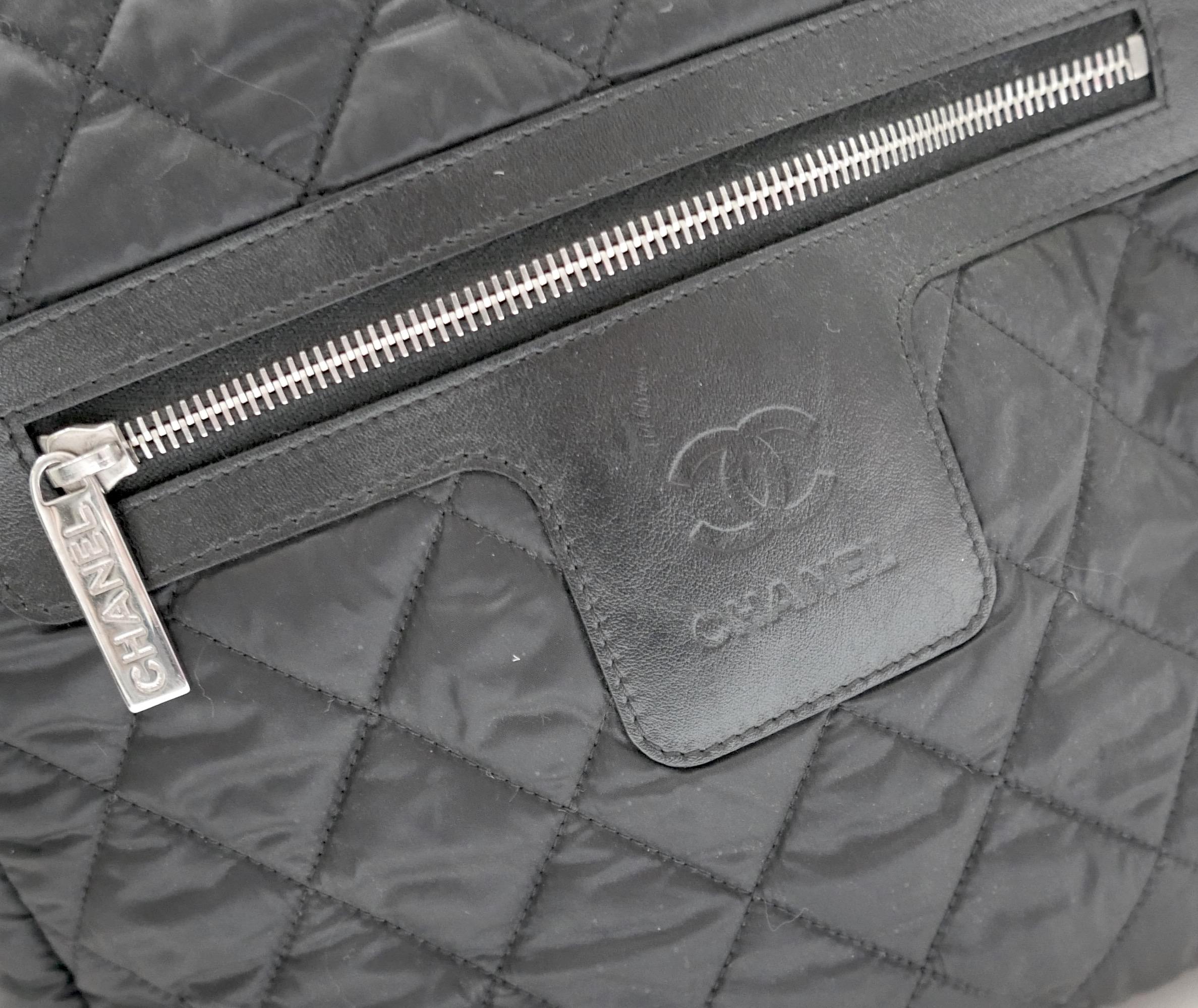 Sac à dos en nylon hanel Coco Cocoon. Livré avec une carte d'authenticité. 
Fabriqué en nylon matelassé noir avec garniture en cuir noir, poignée plate, deux bandoulières réglables, fermeture à glissière sur le dessus et poche extérieure zippée sur