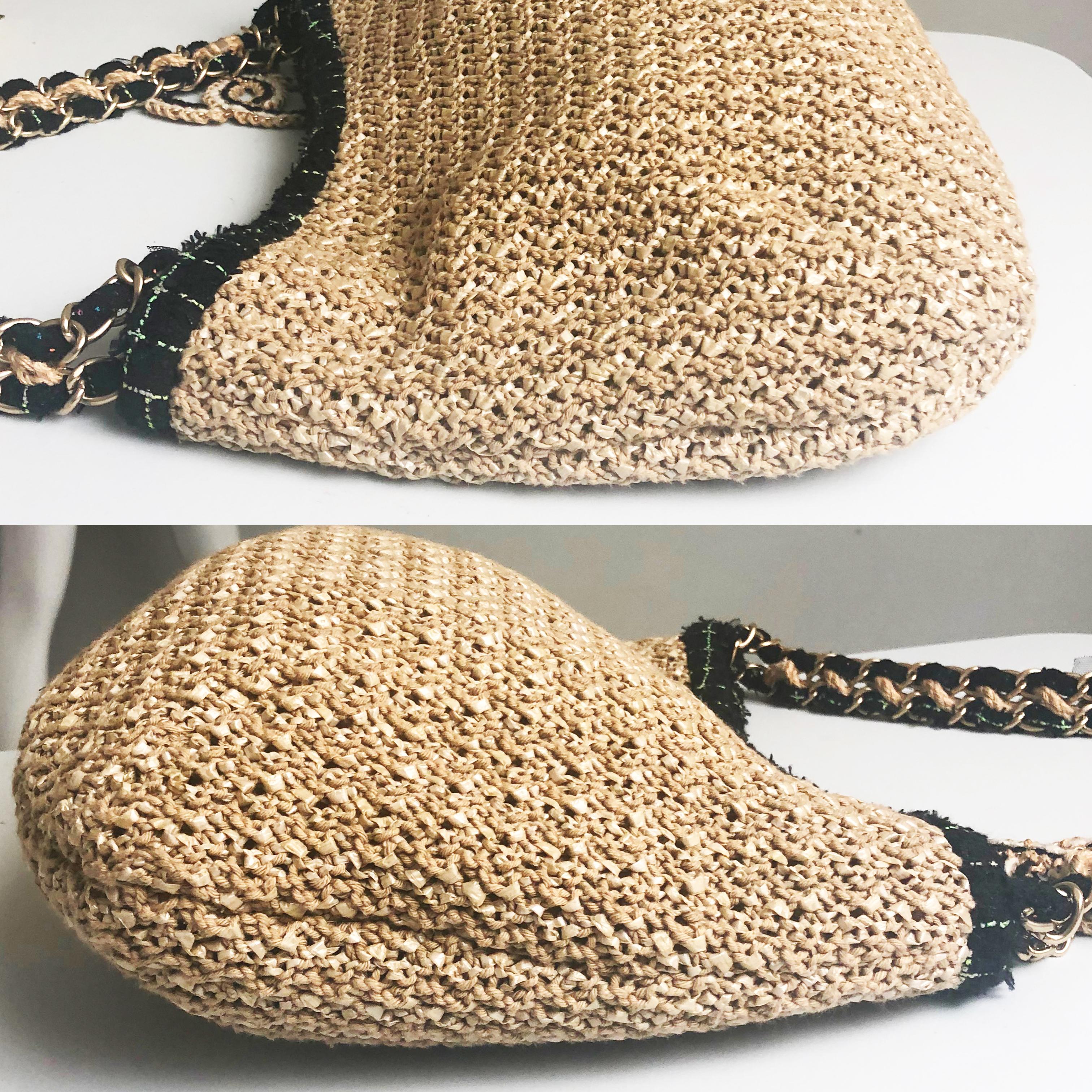 Chanel Coco Country Camellia Bag Woven Straw Tote 2010 Collection  In Good Condition In Port Saint Lucie, FL