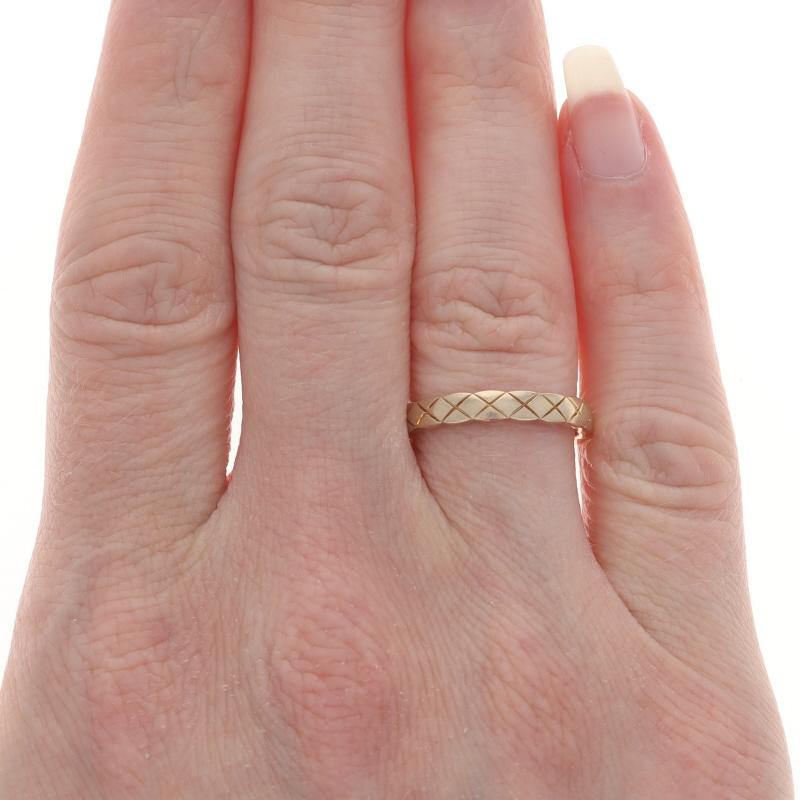 Chanel Coco Crush Beige Gold Mini Band - 18k Etched Wedding Ring Size 6 In Good Condition For Sale In Greensboro, NC