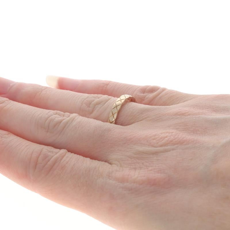 Chanel Coco Crush Beige Gold Mini Band - 18k Etched Wedding Ring Size 6 For Sale 1