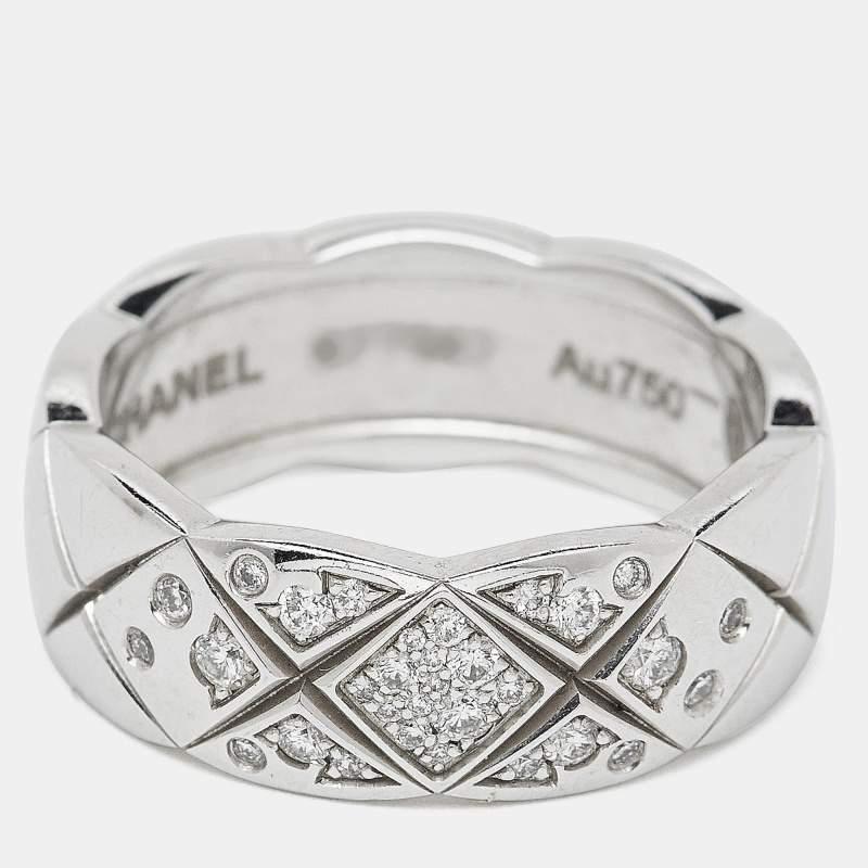Experimenta el epítome del lujo y la artesanía con este anillo de joyería fina meticulosamente diseñado. Su elegancia atemporal y sus excepcionales detalles la convierten en una pieza de excepción para cualquier ocasión.