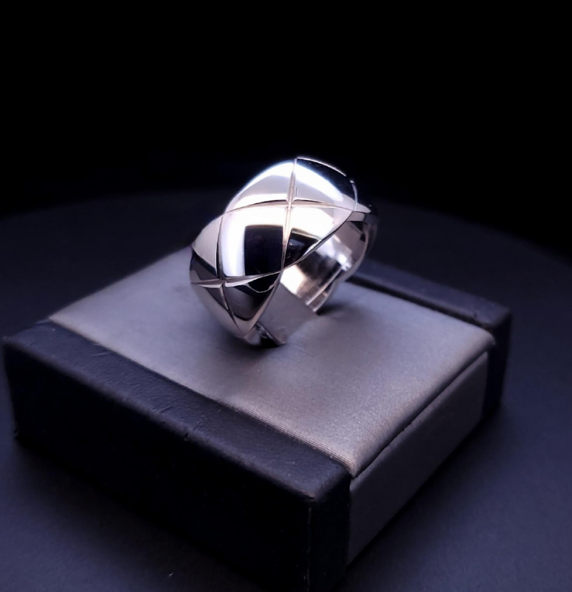 CHANEL Coco Crush Large Quilted motif 750 18K Ring size 59 
18K White
Ring size: 59 / 8.75
Wide : 11.0 mm
Weight: 13.3 gm

Retail $4250