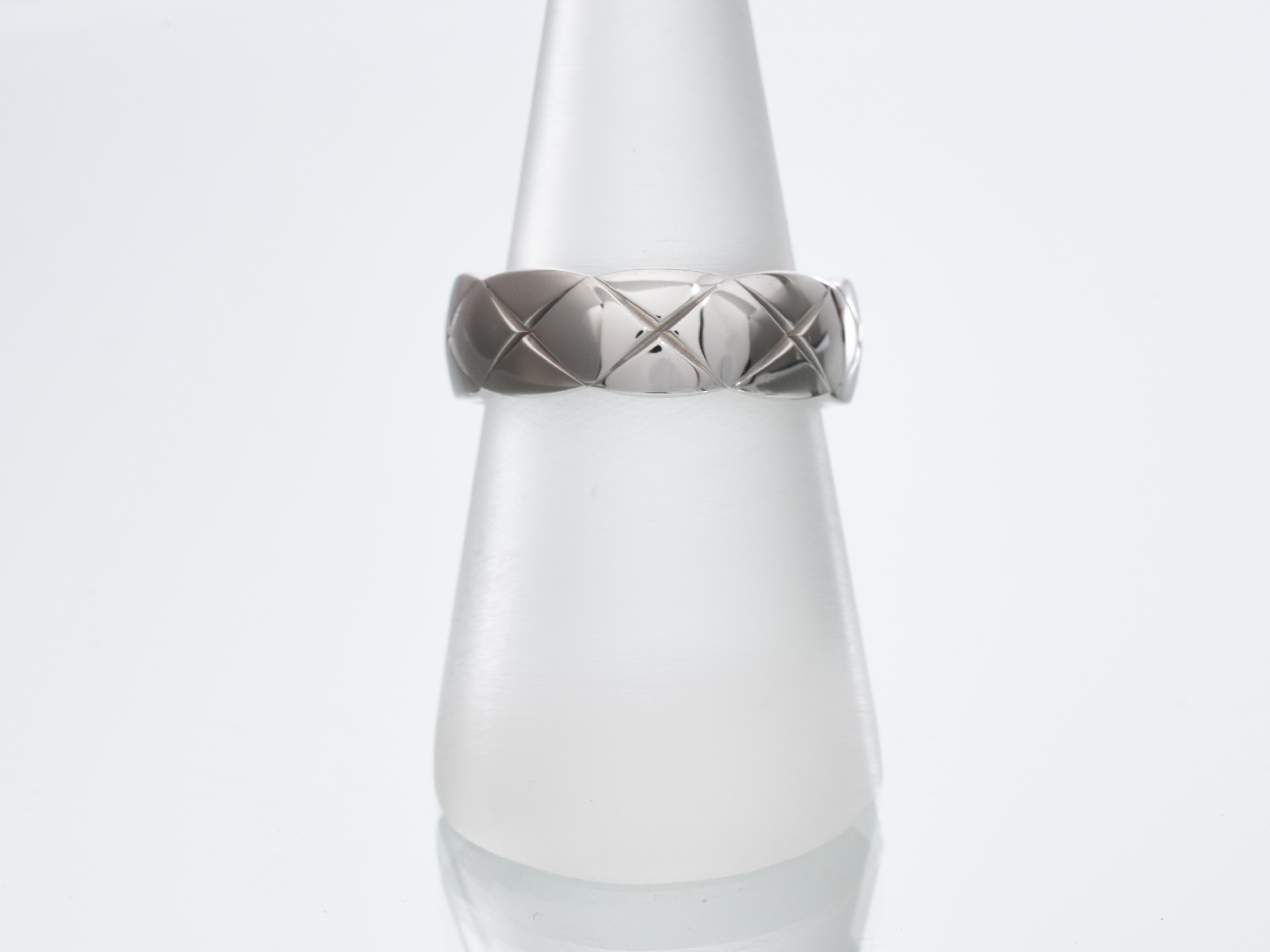 Chanel 
Coco Crush Ring 

18k Weißgold 

Referenz J10570

Box & Zertifikat 



Unbefleckt 
UK Größe N
EU 54
US Größe 7
Innendurchmesser 17mm

Einwandfreier Zustand

Gesamtgewicht 7.1g

UK-gepunzt

UVP £2.600

Kommt mit Original-Zertifikat gestempelt