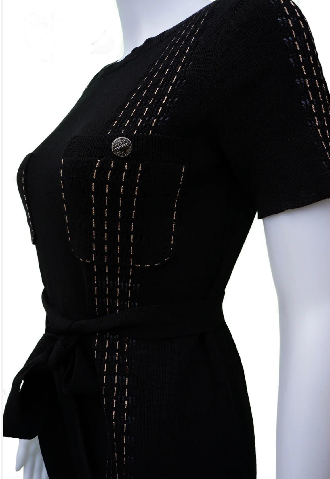 Fabelhaftes Chanel kleines schwarzes Kleid mit Gürtel aus 2017 Cruise Collection Paris/Kuba
-CC Logo-Tasten mit Handflächen 
Größenangabe 40 FR, Zustand ist tadellos.