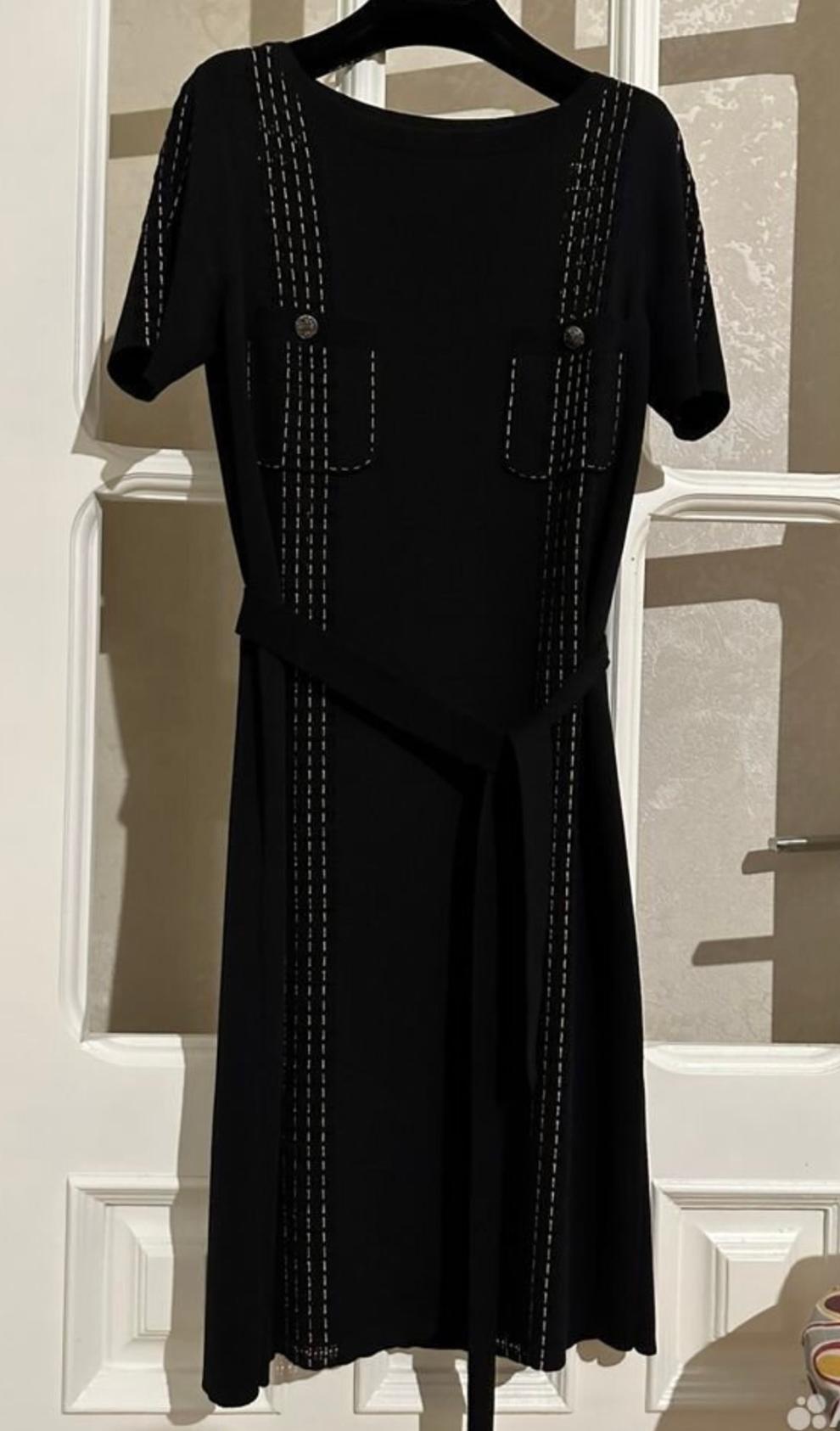 Chanel Coco Cuba Kleines schwarzes Kleid mit Gürtel im Angebot 1