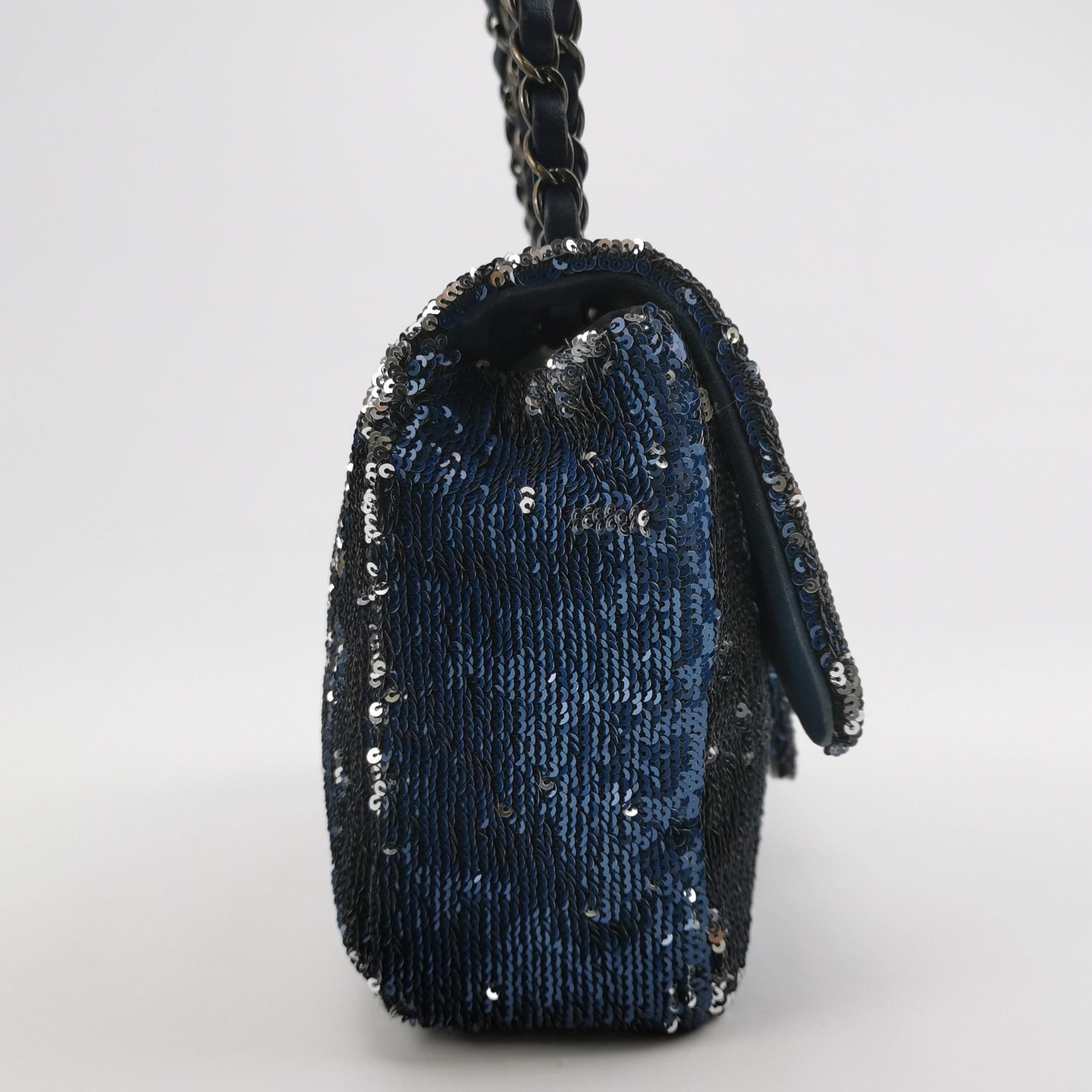 Chanel Coco Cuba Flap Bag Medium Navy Paillettes In condizioni buone in vendita a AUBERVILLIERS, FR